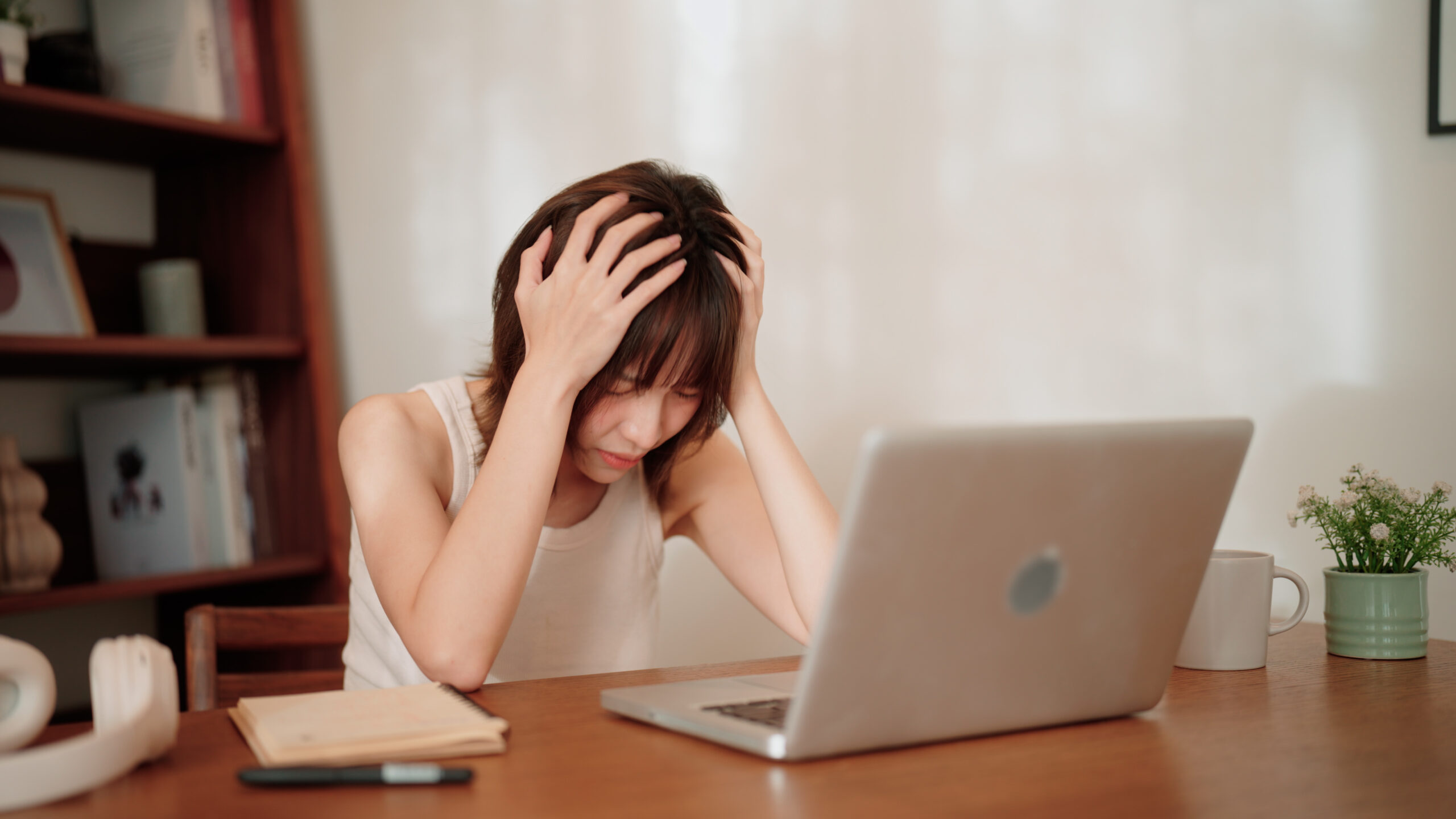 黃體期因荷爾蒙變化，會出現分泌物增多、體溫升高、情緒波動、食慾改變等症狀，這些大多屬於正常生理反應，可透過飲食和運動來緩解不適。