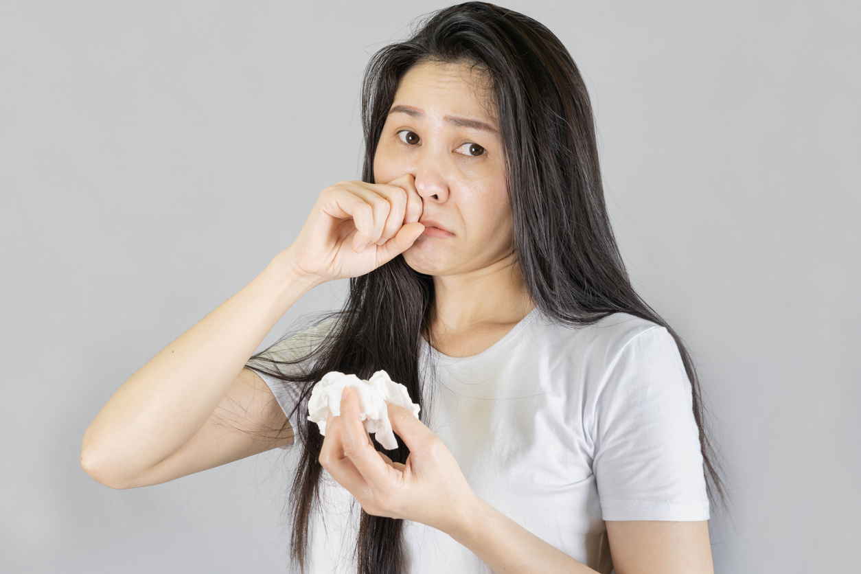 鼻水倒流除了引起咳嗽、卡痰、喉嚨痛和耳朵悶塞,還可能導致聲音沙啞、口臭、睡眠困擾等症狀,若未及時處理,恐引發慢性鼻竇炎或中耳炎。