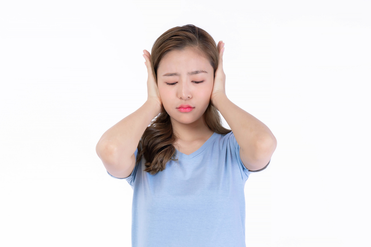 若因鼻涕倒流導致耳朵悶塞,應避免用力擤鼻,可使用生理食鹽水洗鼻,並在症狀持續時尋求耳鼻喉科醫生協助。