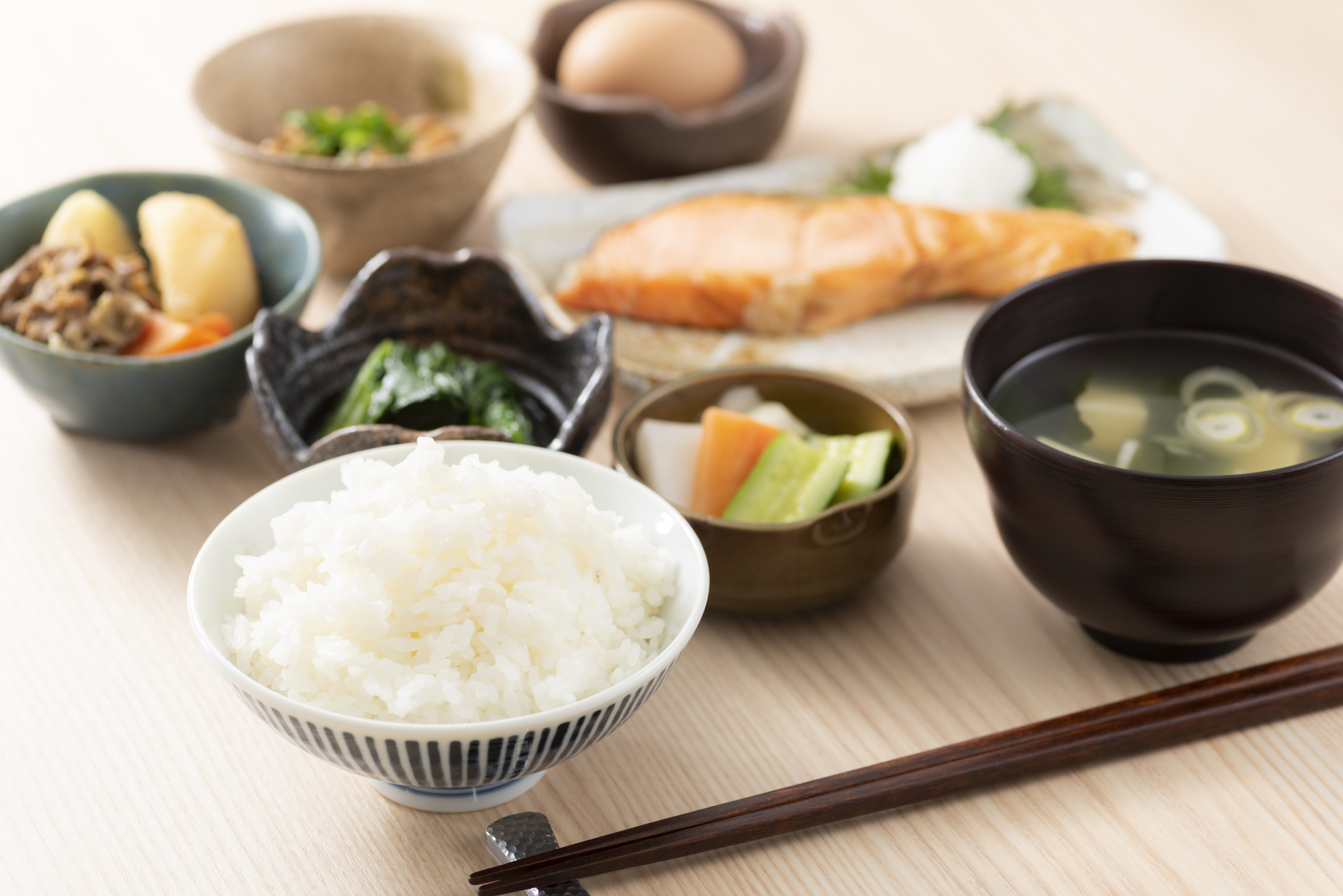 日本一名營養師便分享,其實,延緩衰老的秘密,就藏在我們每日的飲食之中。她指出,只要在日常生活中,遵循三大飲食秘訣,不僅能改善便秘及水腫問題,最快更可在一星期內,見證身體的年輕化轉變。