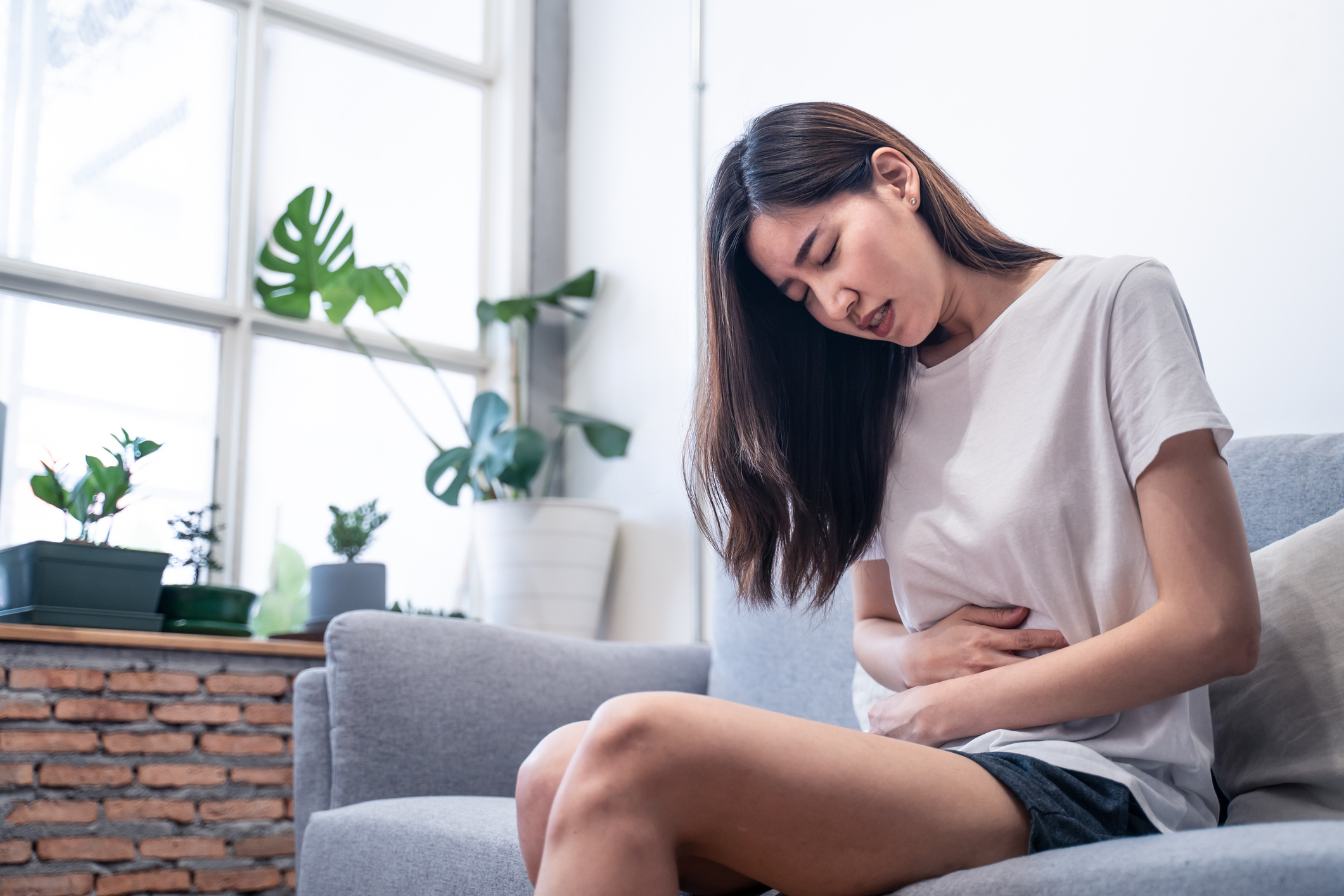 若「肚子悶痛月經沒來」持續超過一週、疼痛越來越強烈、伴隨大量出血、發燒或其他異狀,一定要儘快就醫檢查。