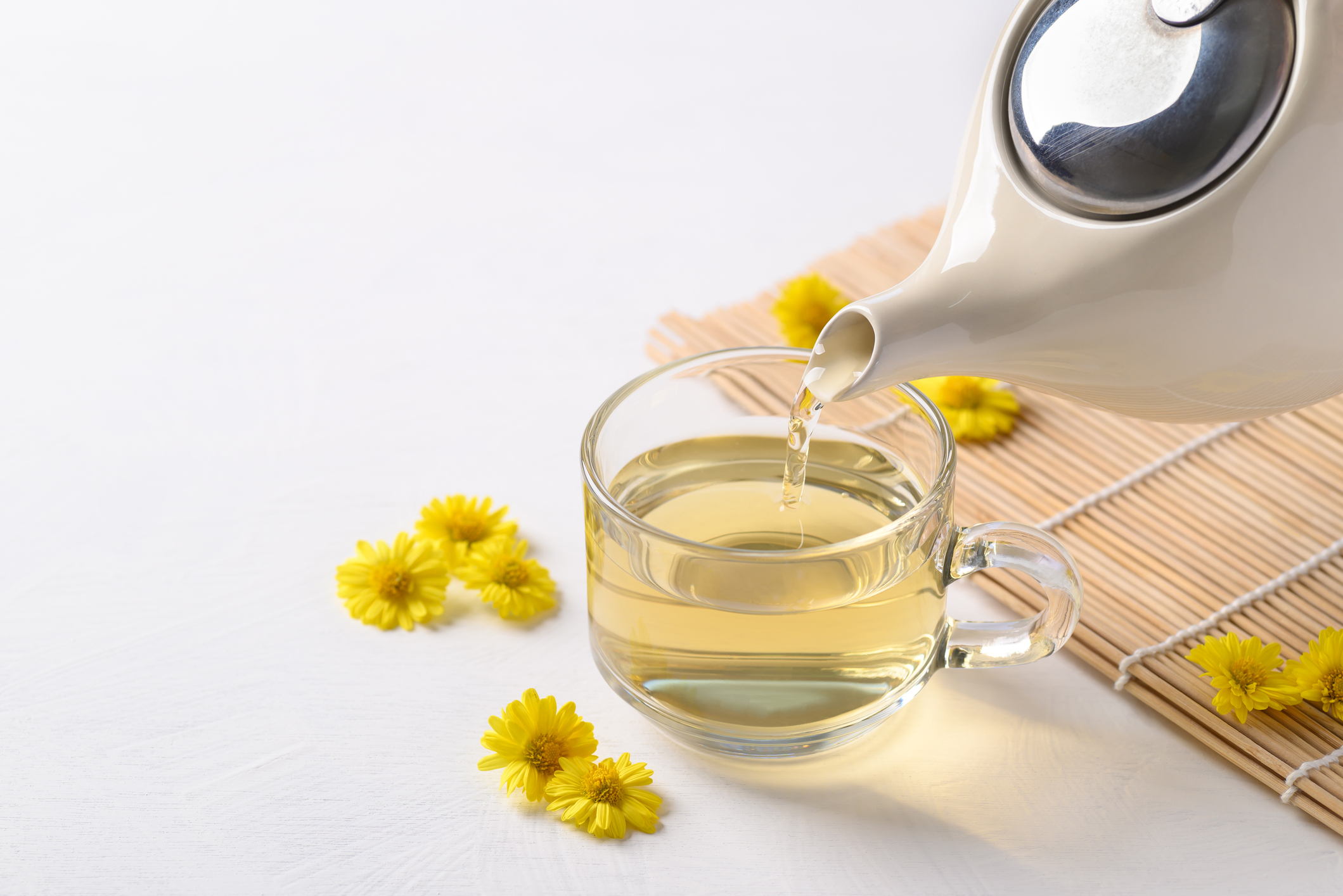 菊花茶怎麼煮?或許看似簡單,但想讓菊花茶保留香氣與功效,水溫、比例與浸泡時間都很關鍵。