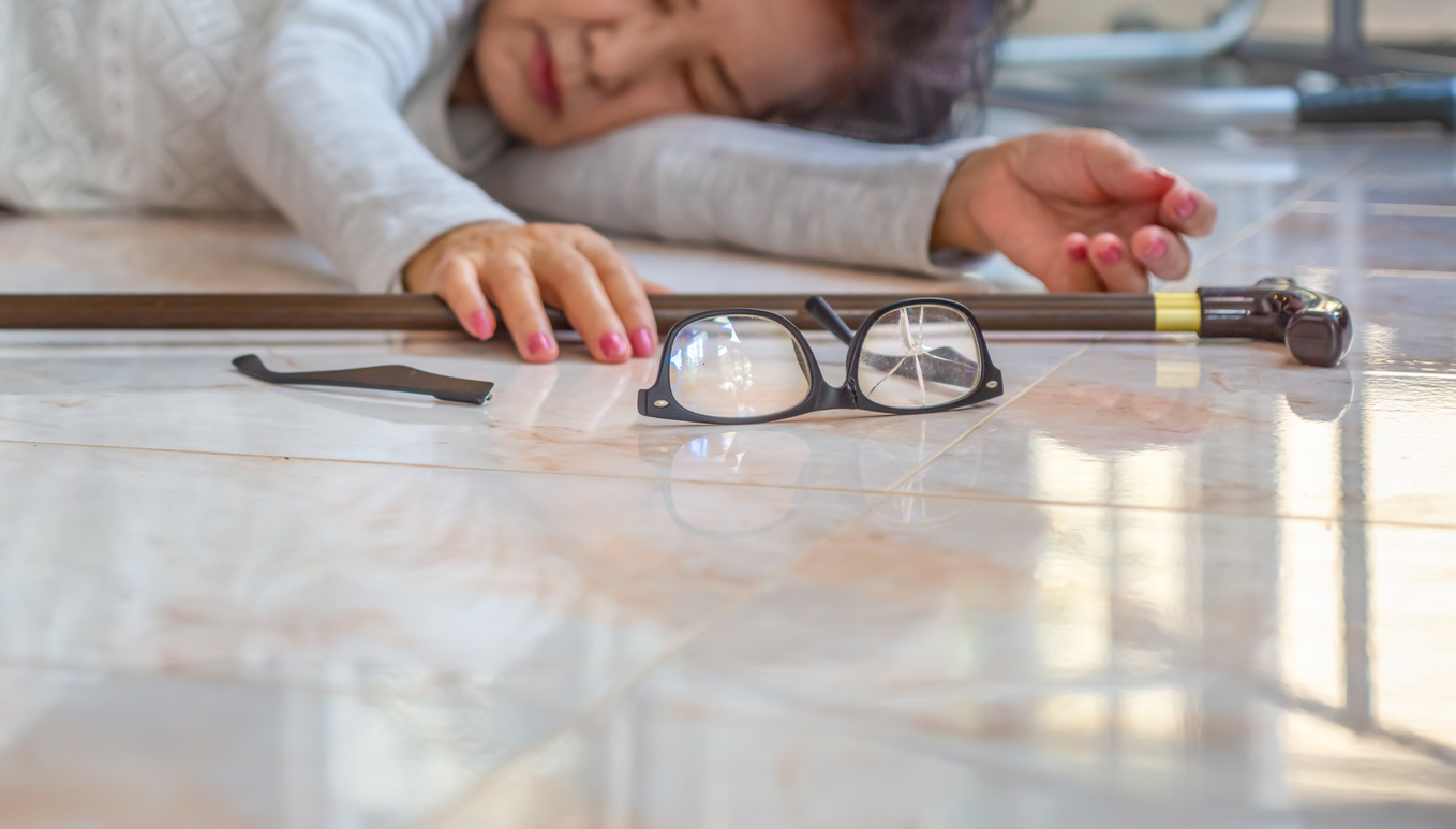 一名80多歲的婆婆,在經歷跌倒骨折後,竟憑藉驚人的毅力,每日堅持10分鐘的簡單復康動作,最終成功擺脫助行架,甚至重拾打網球的樂趣。