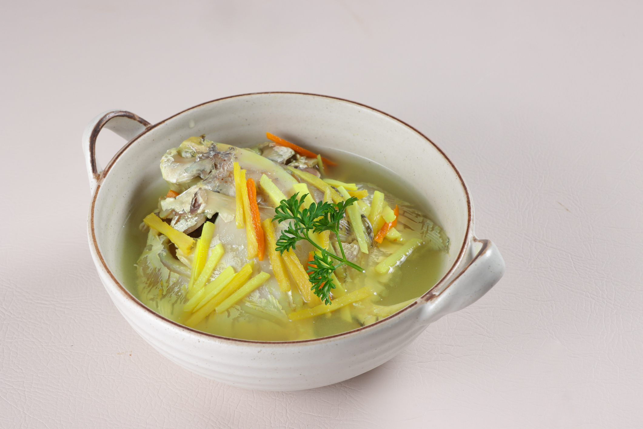 薑絲魚湯可促進血液循環、放鬆肌肉、緩解經痛。