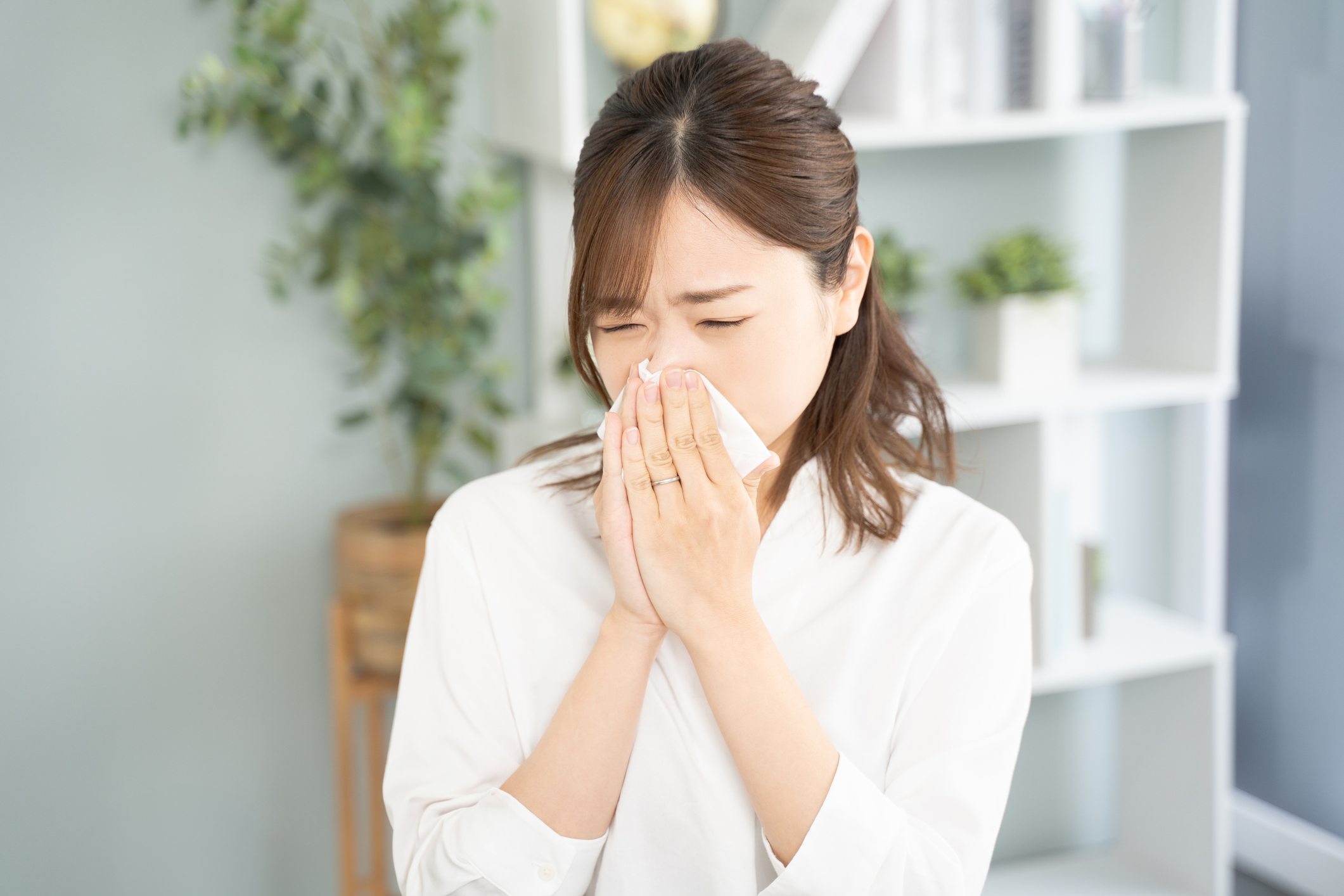 呻鼻涕是指將鼻涕排出鼻腔的行為,但可能部分人可能會習慣性的把鼻涕吸回鼻腔內,從而暫時減少鼻涕外流的困擾。