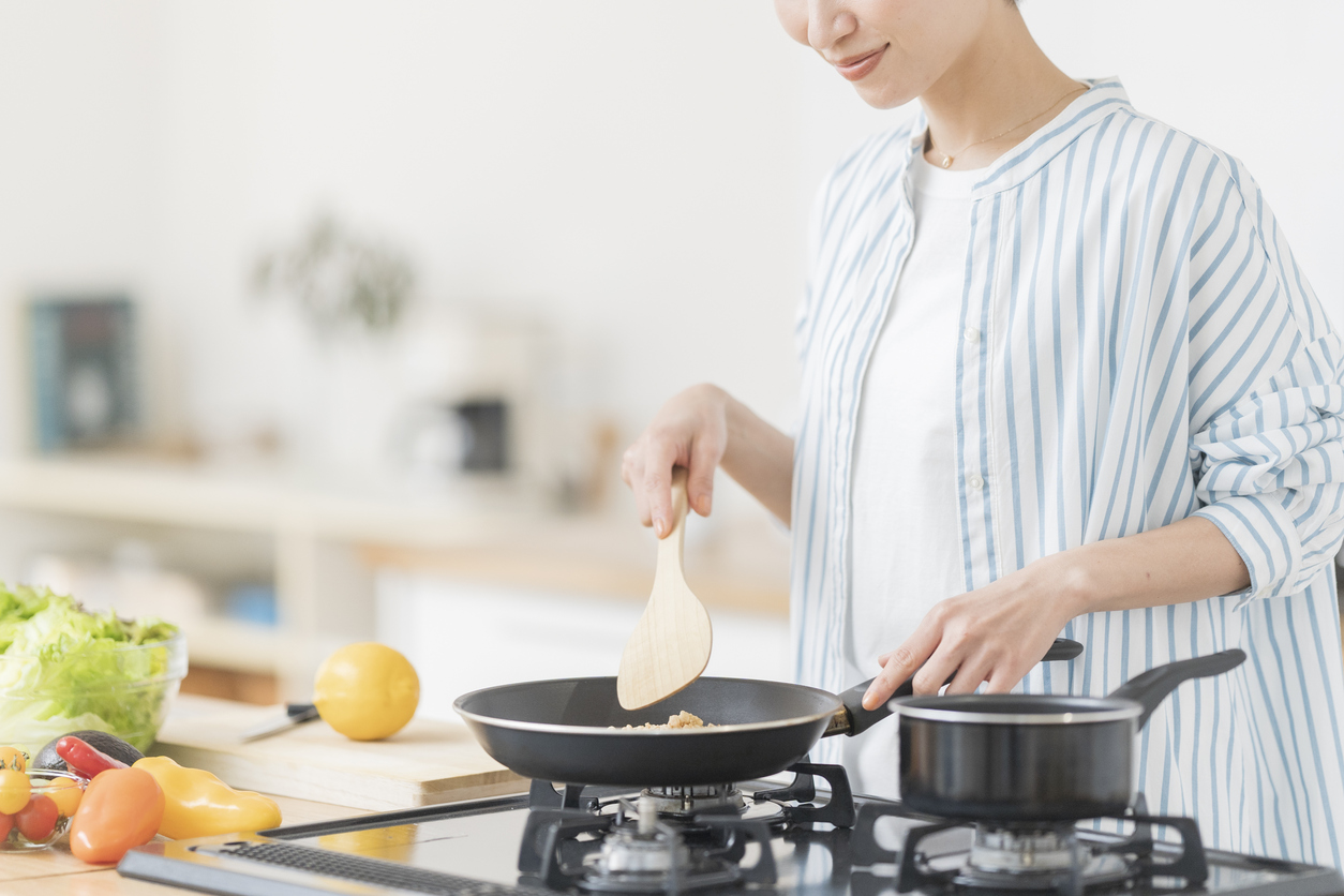 醫生建議更換刮痕明顯的不沾鍋:建議選擇不鏽鋼、陶瓷、或鑄鐵鍋具更安心。