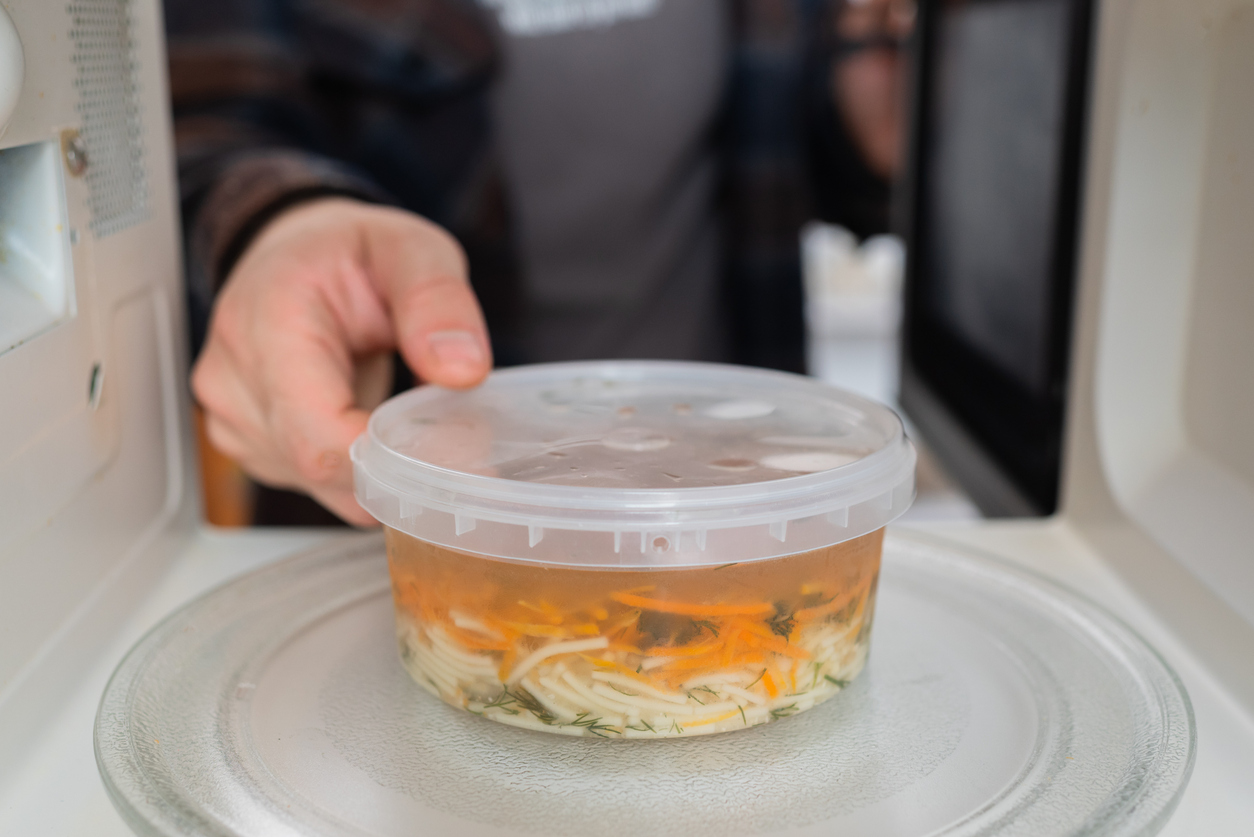 自備午餐是不少上班族的習慣，但隔夜飯菜的食品安全風險不容忽視！