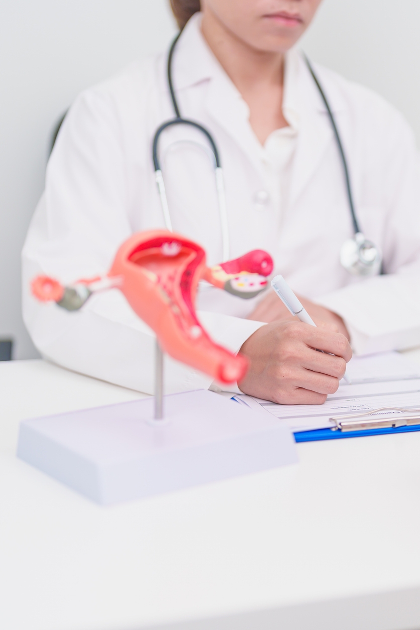 若非在月經期出血超過三天，或伴隨腹痛、異味分泌物、發燒等，應立即就醫。