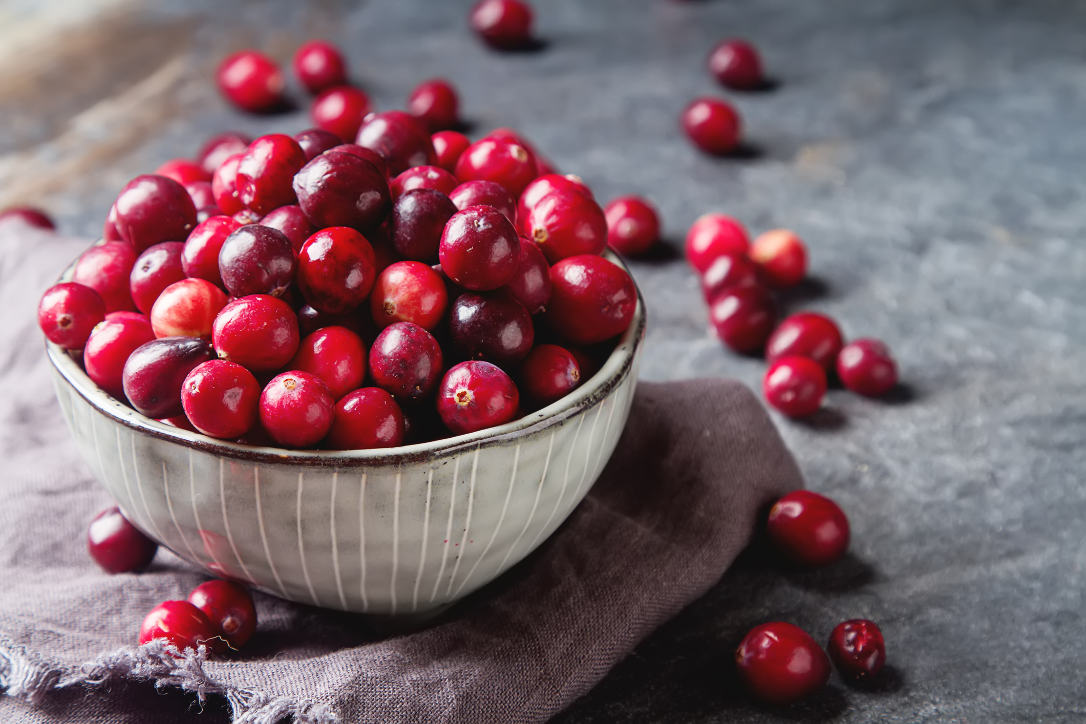 紅桑子(Raspberry)主打高纖、抗氧化和低卡,適合美肌、控糖與促進代謝;而蔓越莓(Cranberry)則富含原花青素,功效重點是維持泌尿道健康和抗菌防感染。