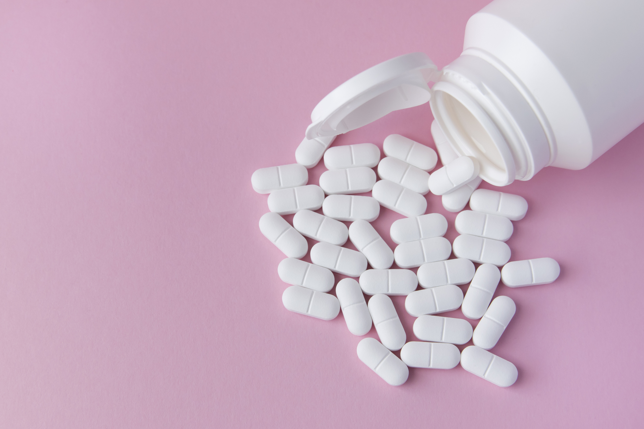 Ibuprofen 具備消炎作用,適合處理發炎性疼痛,但可能刺激胃部;而 Paracetamol 則消炎作用較弱,更溫和安全,適用於輕度疼痛和發燒,是特殊族群(如孕婦)的首選。