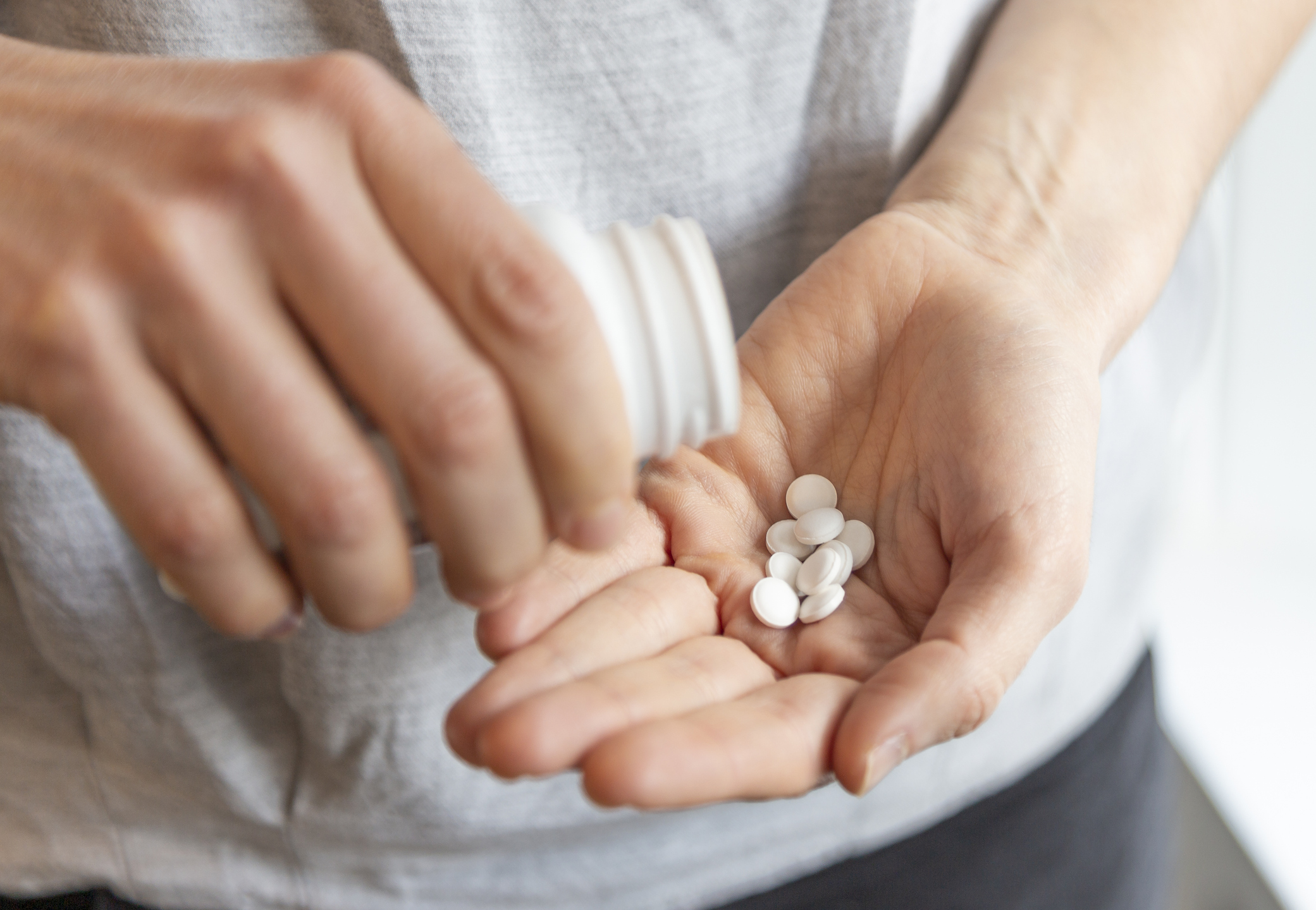 Ibuprofen 和 Paracetamol 可以短期、限量並交替使用來增強止痛退燒效果,但必須避免重複成分、嚴格控制總劑量和服藥間隔,且Ibuprofen應飯後服用,以確保用藥安全。