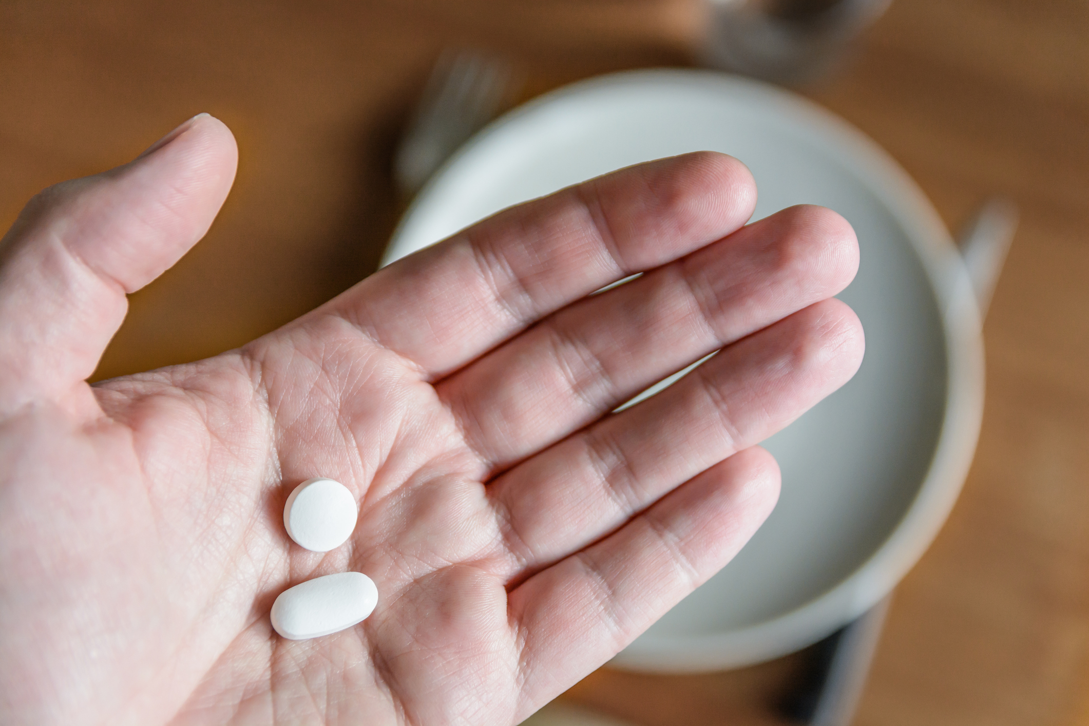 選擇消炎藥應「看情況」:Ibuprofen 消炎力強,適用於有發炎的疼痛;而 Paracetamol 較溫和安全,適用於單純發燒或體質敏感者。