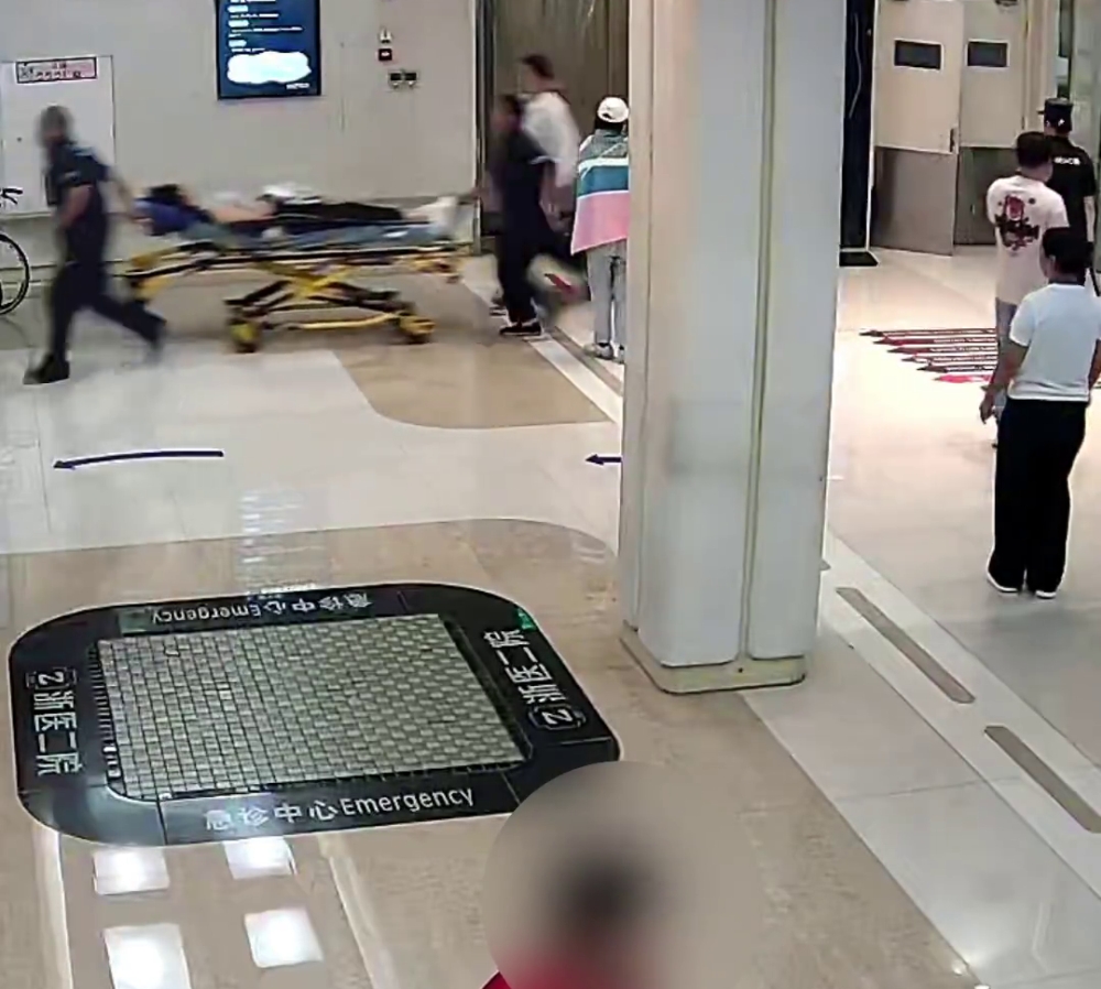 一名女子在搭乘長達16小時動車抵達杭州旅遊後，突然在起身活動時心臟驟停。她被緊急送往浙大二院搶救，最終確診為肺栓塞。經過4天治療，患者幸運地保住大命！