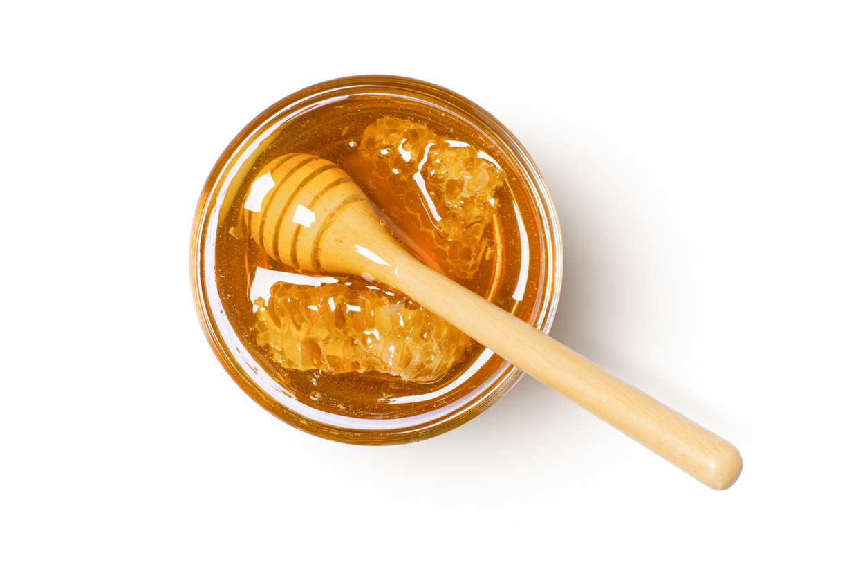 強調蜂蜜對一歲以下嬰兒具致命風險,故嚴禁食用,同時慢性病患、孕婦及特殊用藥者在使用多數化痰食材前,應先諮詢醫生以確保安全。