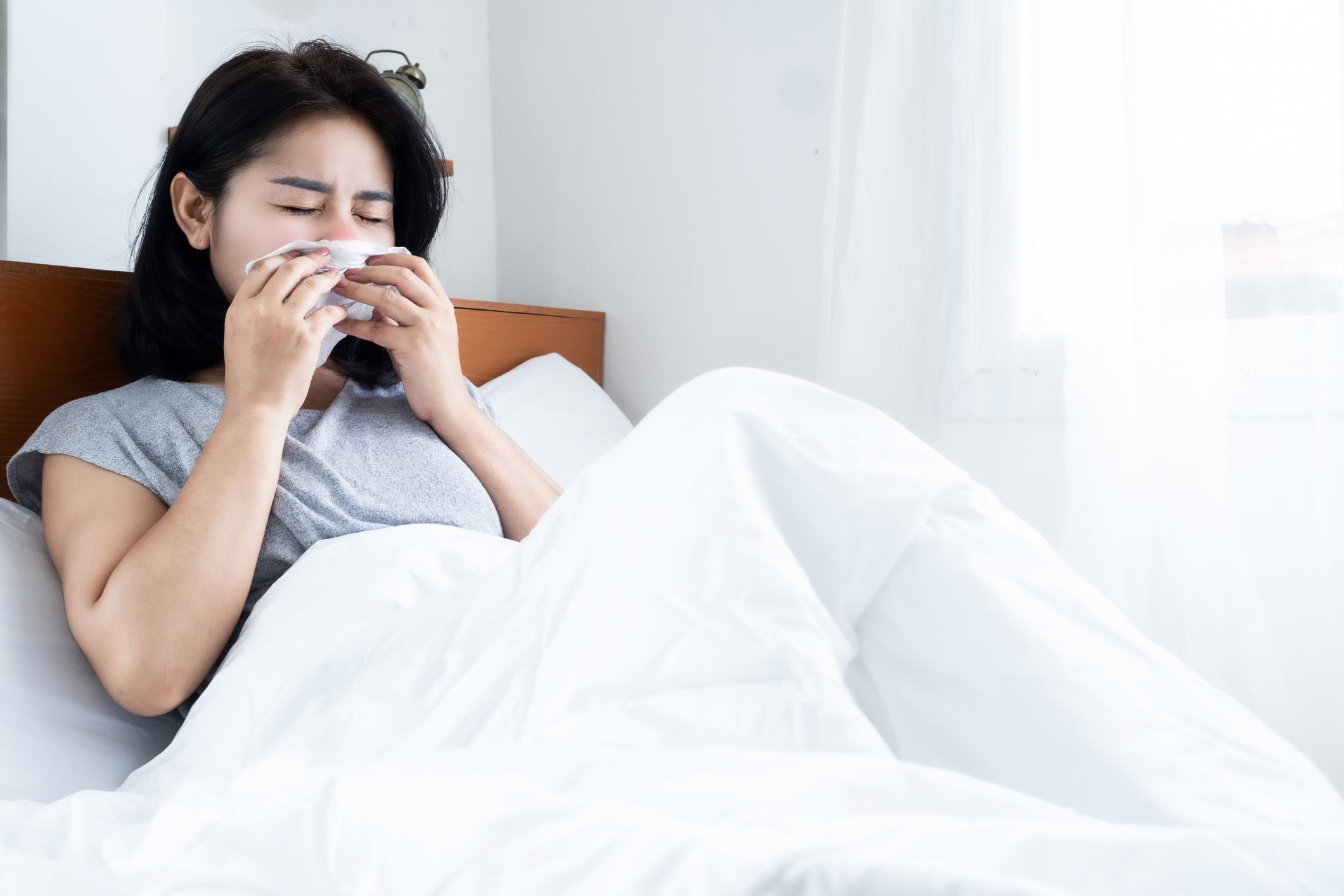 鼻涕帶血絲常見原因包括鼻黏膜乾燥、用力擤挖鼻孔、感冒發炎、鼻中隔偏曲、鼻敏感,若為持續性單側帶血或血塊明顯,則需警惕結構問題或全身性因素,並及早就醫檢查。