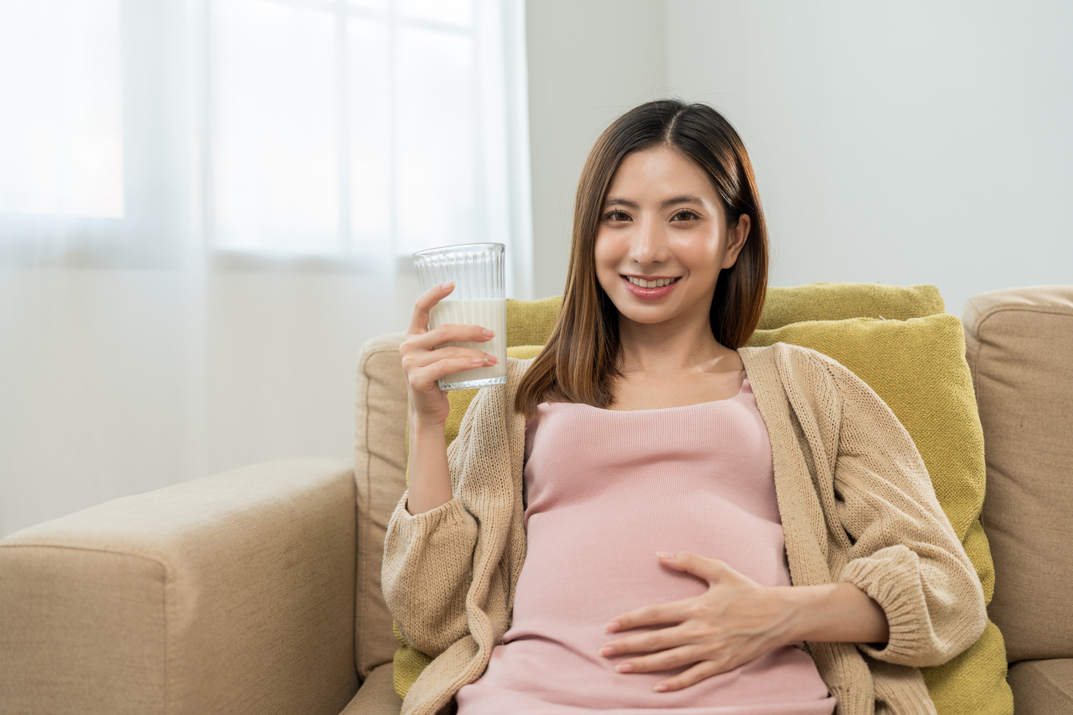 孕婦（尤其孕早期）因四物湯有活血行氣作用，有流產風險應避免飲用；此外，經血過多者、上火體質、感冒發燒或發炎期也應慎用或停用，且服用西藥需間隔 1 至 2 小時。