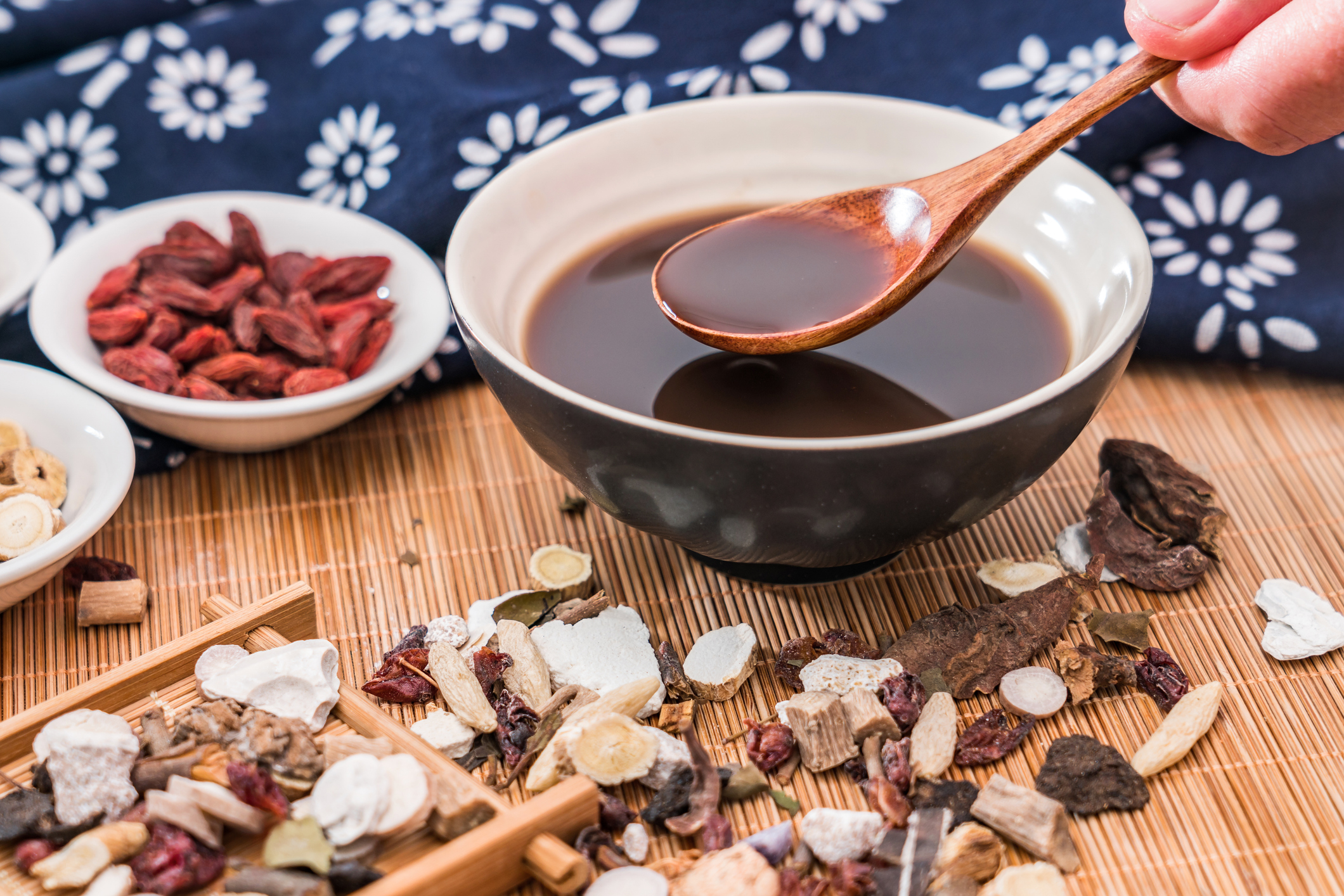 四物湯最佳飲用時機是月經結束後連續 3 至 7 天，以補充血液，經期中不宜飲用；日常保養可選飯後或早上，每週 2 至 3 次，但需避免空腹或睡前一小時飲用。