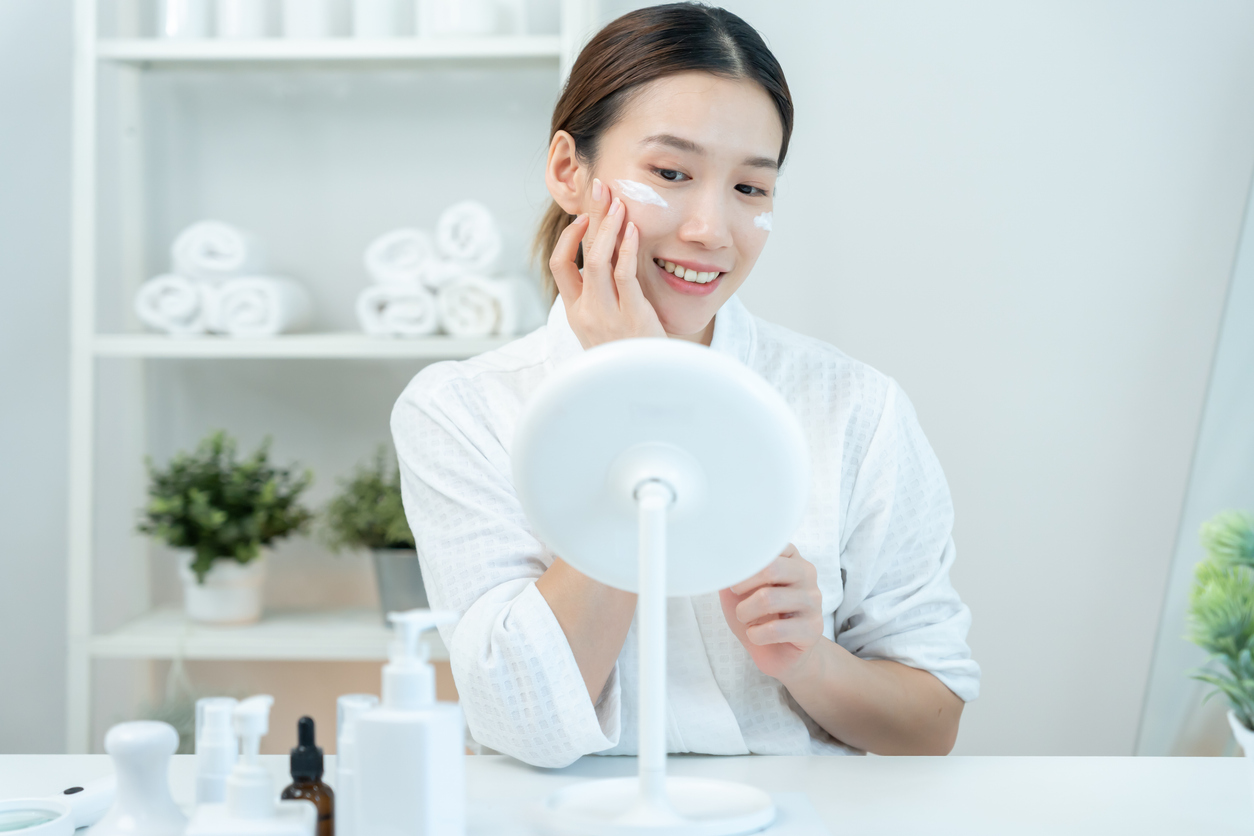 日常外泌體保養品（如精華、面膜和系列產品）適合追求溫和與長期膚況穩定的人，可居家使用以強化肌膚屏障、保濕、改善膚質和提升光澤，而口服保健食品雖方便，但功效仍需長期觀察且有限制。