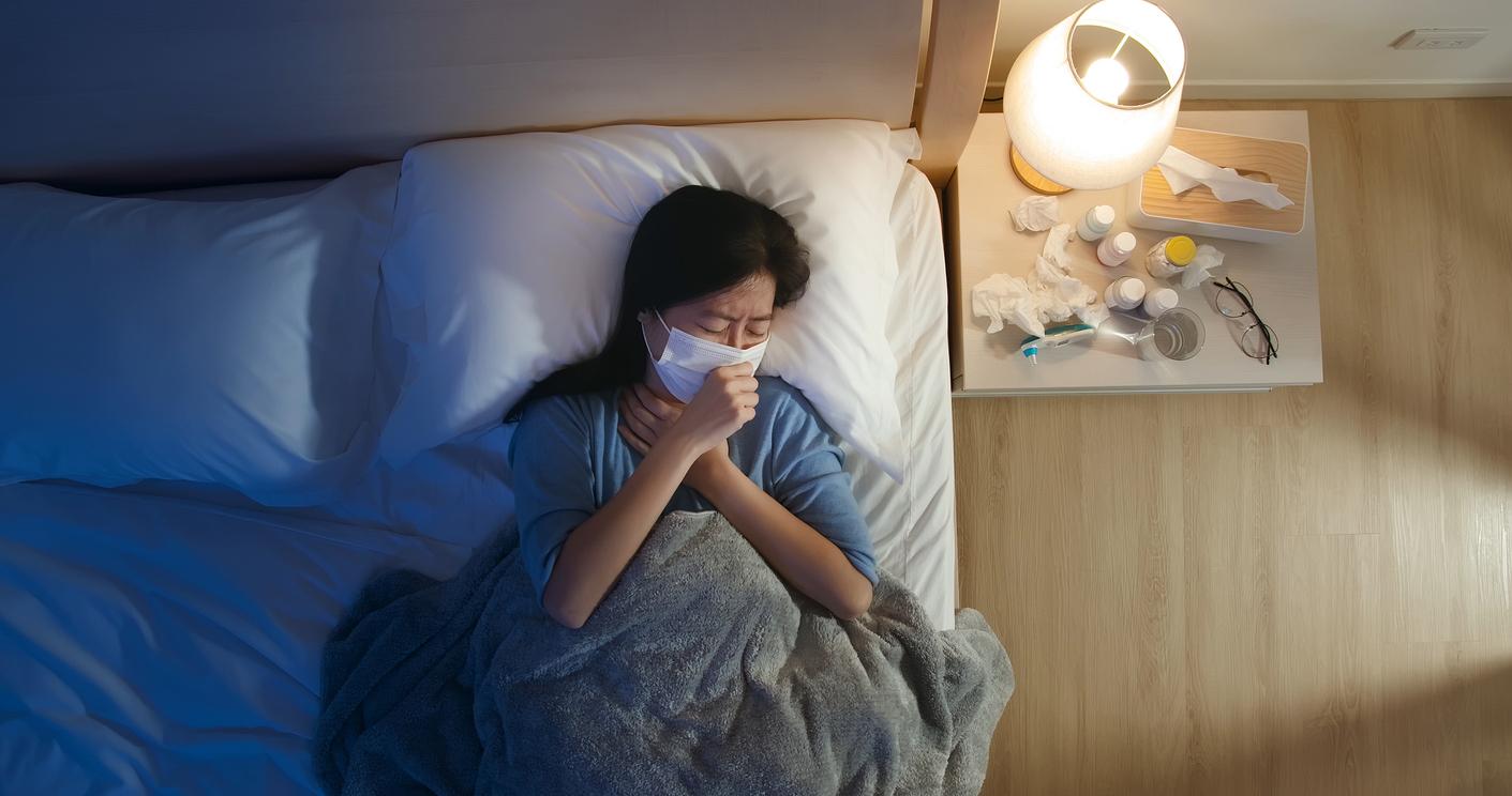 導致「半夜咳嗽白天沒事」的主要原因包括過敏原刺激（塵蟎、毛髮）、環境因素（空氣乾燥、冷氣）、消化道問題（胃酸逆流）、以及呼吸道問題（鼻涕倒流、氣管敏感或感染後的殘餘症狀）。