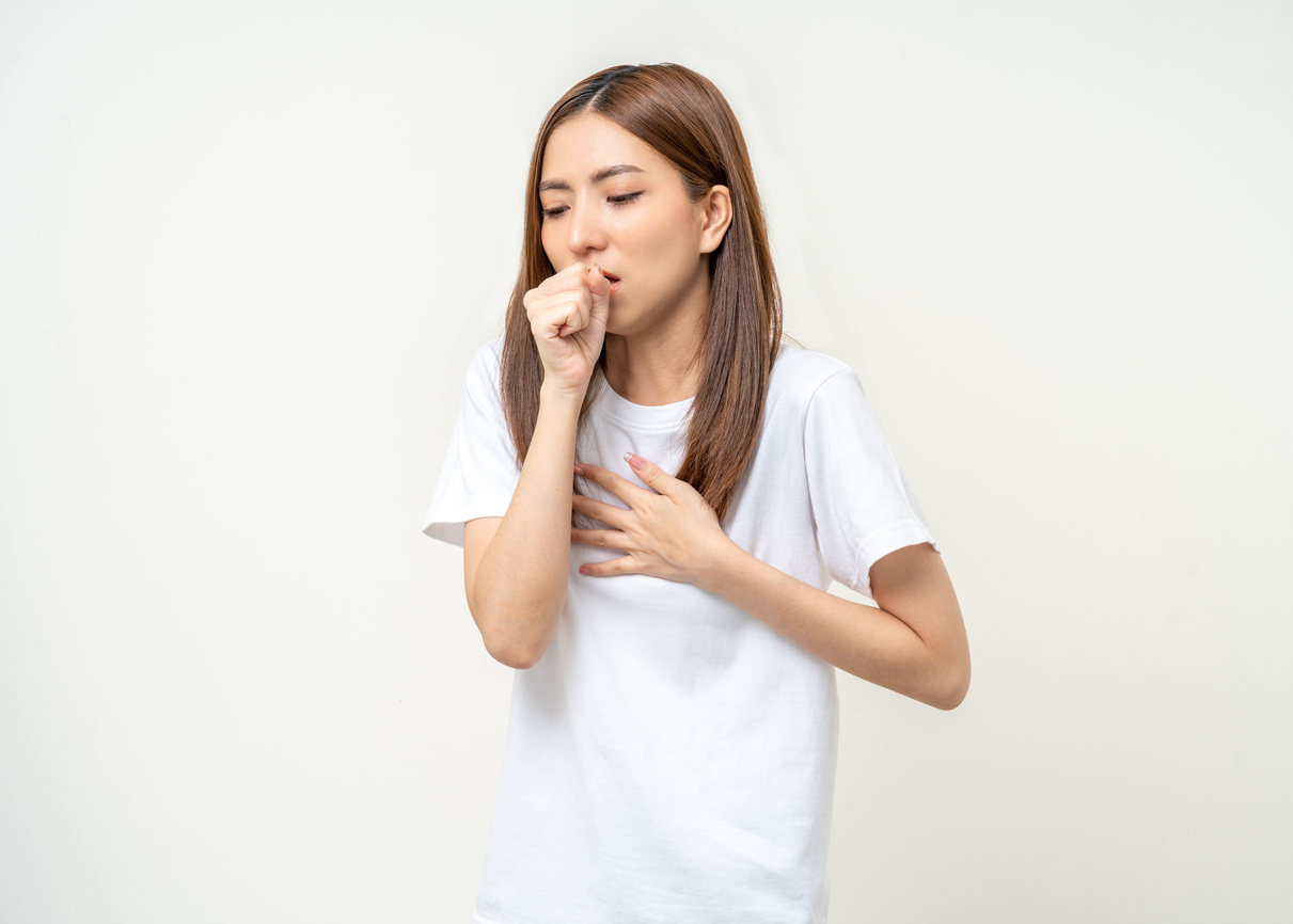 夜間咳嗽在中醫上可依據痰的性質（乾咳無痰、稀白痰、黏稠黃痰）與伴隨症狀（如怕冷或咽痛）區分為燥咳（乾咳）、寒咳和熱咳，並對應採取滋陰潤肺、溫肺散寒或清熱化痰等不同的食療與調理方法。