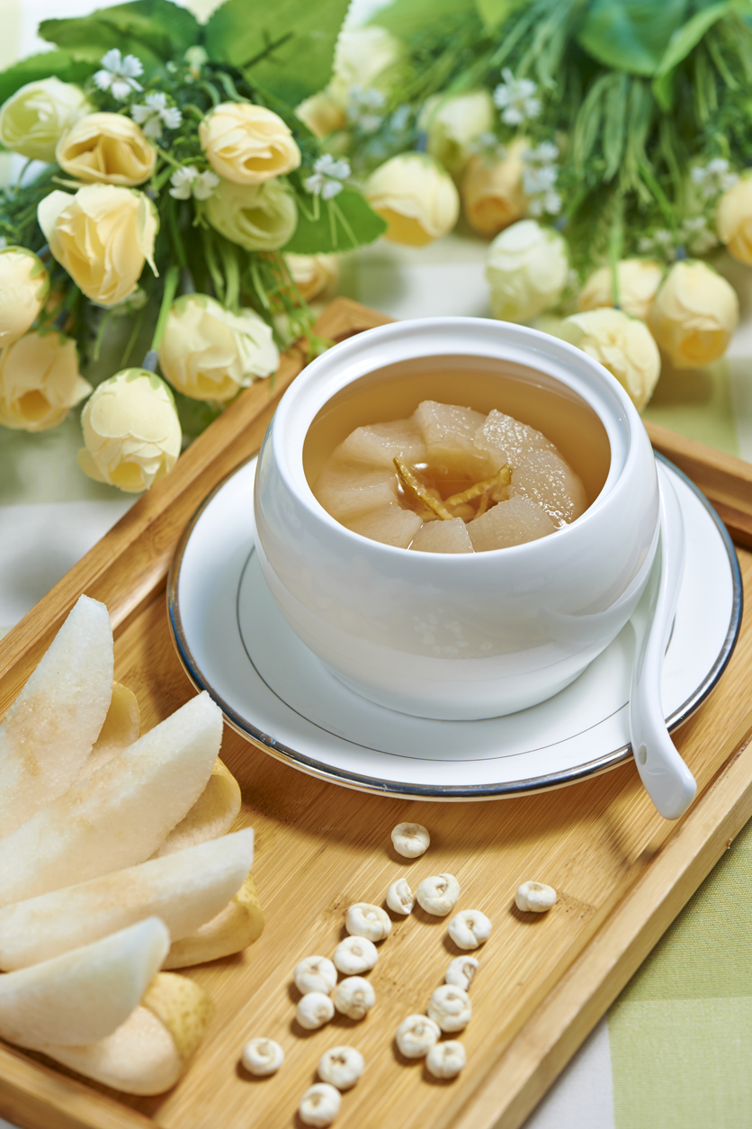 夜間咳嗽的食療清單主要包括溫水和蜂蜜水潤喉，其中梨湯和川貝燉蘋果等清潤湯水能有效滋陰潤肺、化痰止咳，特別適合緩解乾咳或有痰的夜咳。