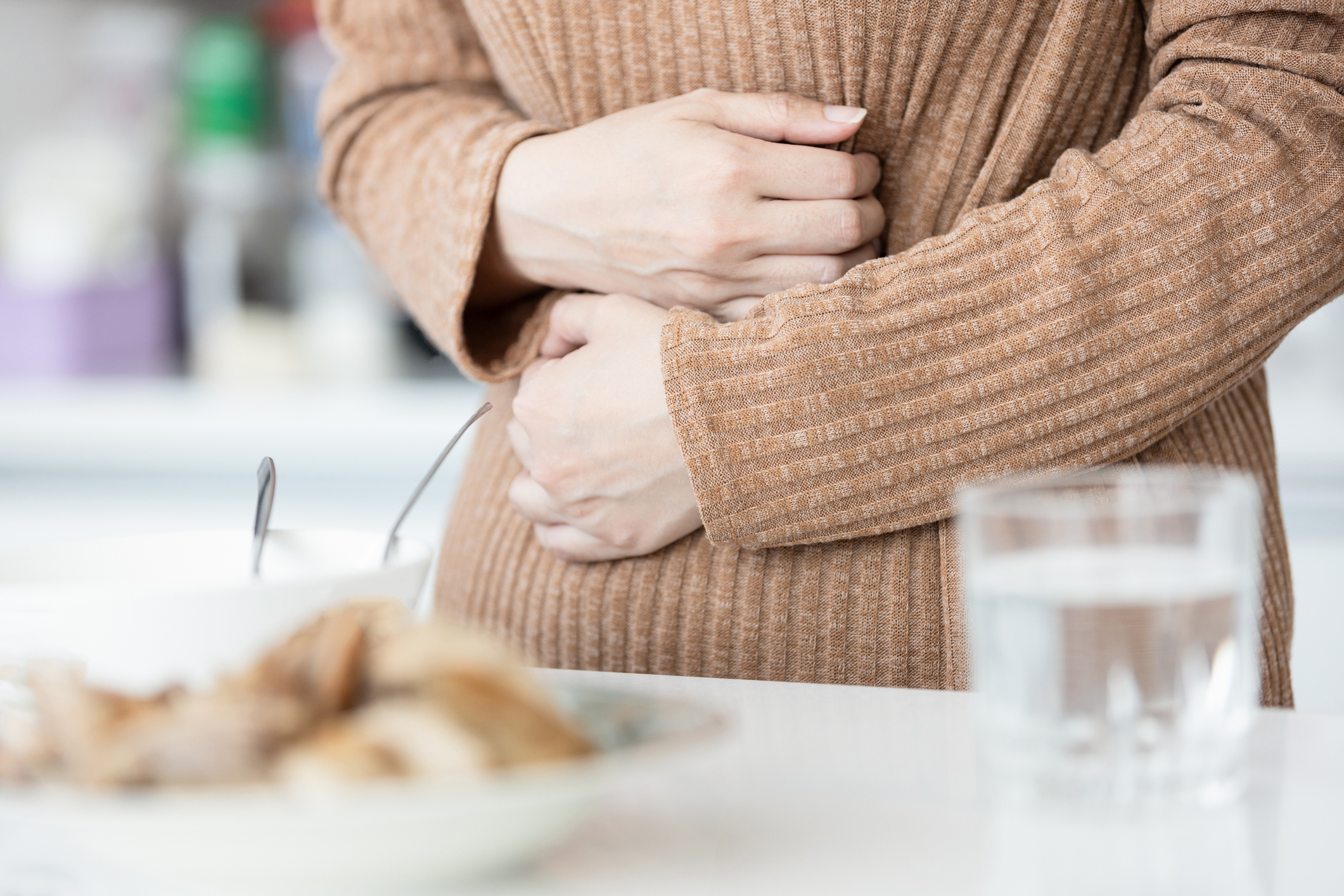 川貝燉蘋果因川貝性微寒且含糖分，脾胃虛寒者、風寒咳嗽者、糖尿病患者、過敏體質者以及孕婦、哺乳期婦女與嬰幼兒等高風險族群都應謹慎食用並控制川貝用量，不確定體質者建議諮詢中醫師。