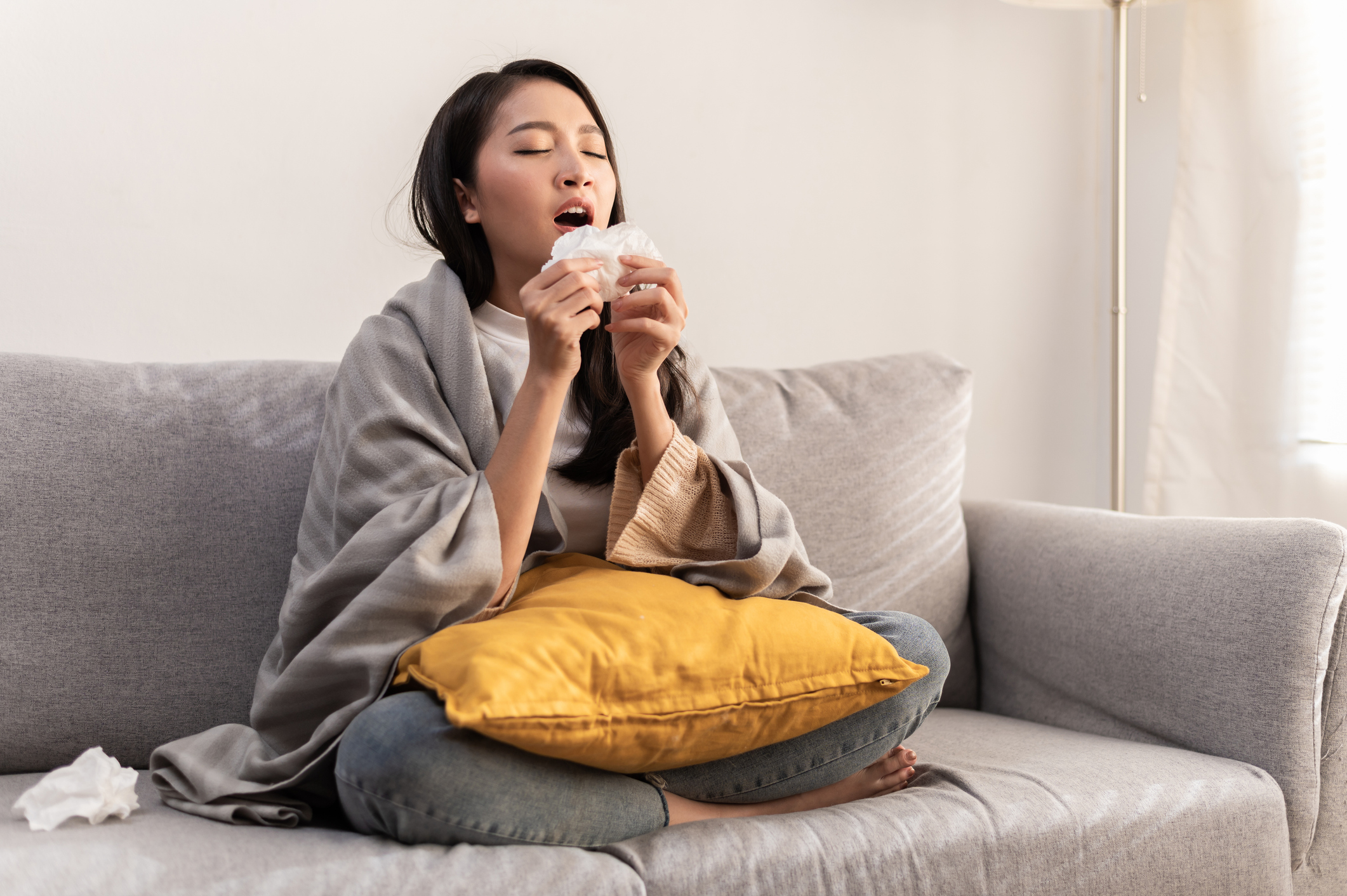 黃鼻涕最常見的成因是病毒感染後期免疫系統清除病原體的正常反應（白血球殘骸），但也可能由過敏反應或環境污染物引起；若黃鼻涕持續超過 7 至 10 天或伴隨嚴重症狀，則需警惕鼻竇炎或細菌感染。