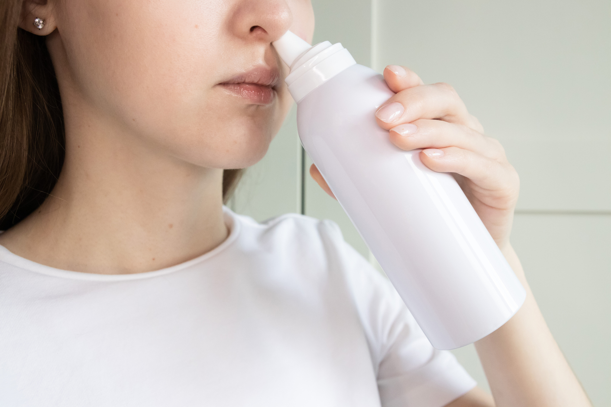 居家緩解黃鼻涕的方法包括多休息、多補水、吸入熱蒸氣，以及最有效能清除分泌物的溫鹽水沖洗鼻腔。