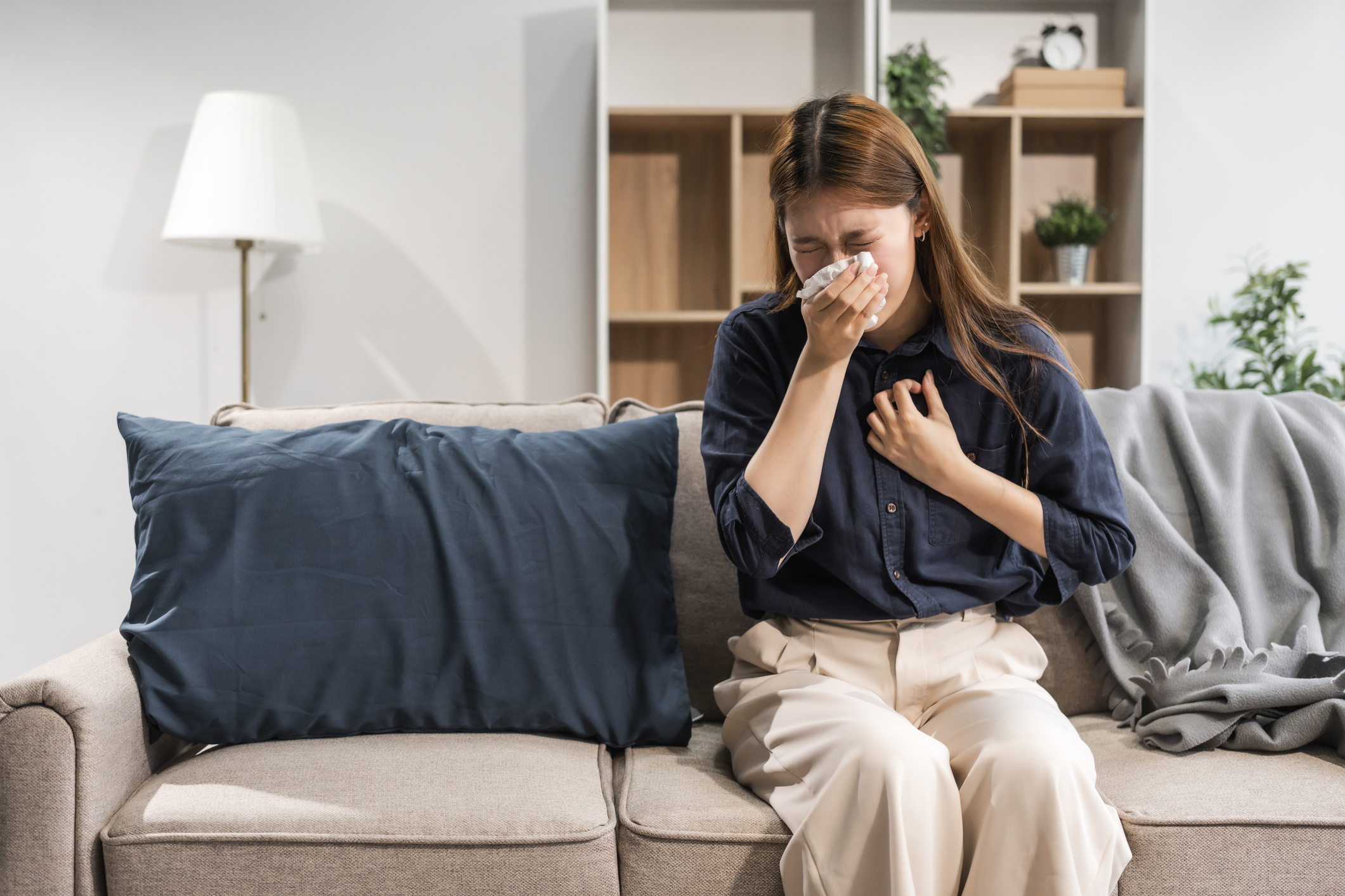 如果黃鼻涕伴隨明顯異味、濃稠且有口臭或臉部壓痛，通常與細菌感染或鼻竇炎有關，應盡快就醫檢查。