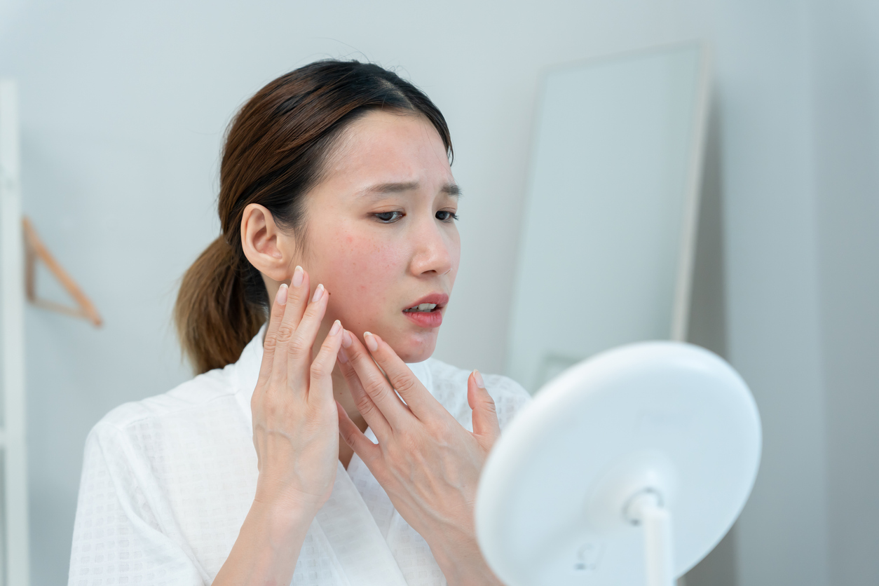 「早C晚A」不會導致膚色變暗沉,維他命C白天使用能抗氧化並加強防護,但必須搭配SPF30以上的防曬,才能避免紫外線刺激黑色素生成,而維他命A則應在晚上使用並注重保濕修護。
