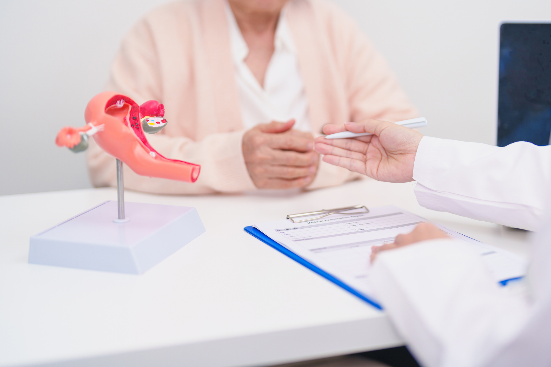 停經後出血的檢查流程通常從內診／抹片與陰道超音波開始，主要目的在於評估子宮內膜厚度和排除子宮頸異常，若有疑慮則會進一步進行子宮內膜活檢（切片）以確認是否為良性增生或惡性癌變。