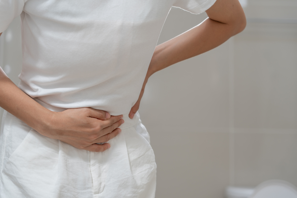月經「快來了」卻沒來時,身體會出現下腹悶痛、乳房脹痛、腰痠等生理不適,同時伴隨煩躁、情緒波動大、焦慮等心理變化。