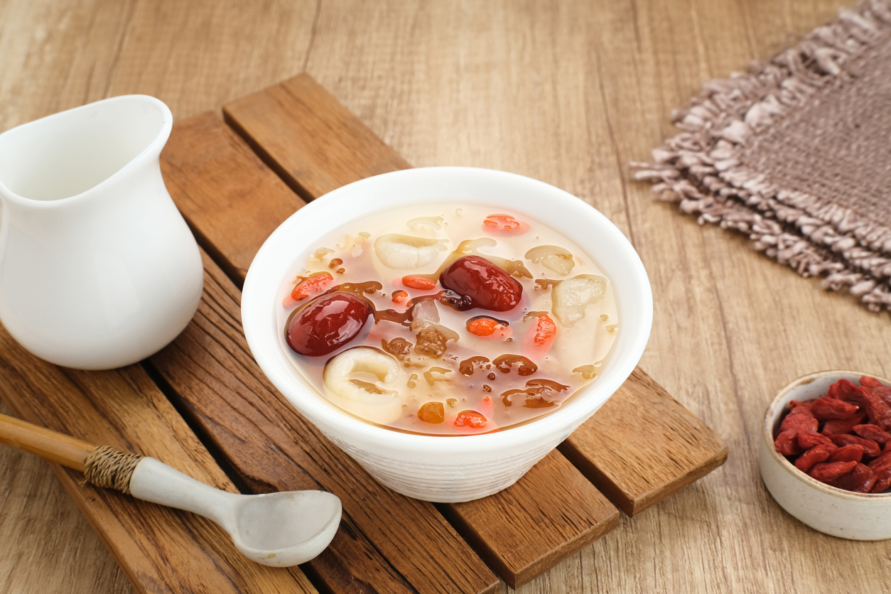 製作美味桃膠糖水的關鍵貼士是:用量不必多,務必冷水浸泡10~12小時,小火慢煮約30~60分鐘,冰糖在最後10~15分鐘加入,而鮮奶/椰汁則在關火前加入,並建議2~3天內食用完畢。