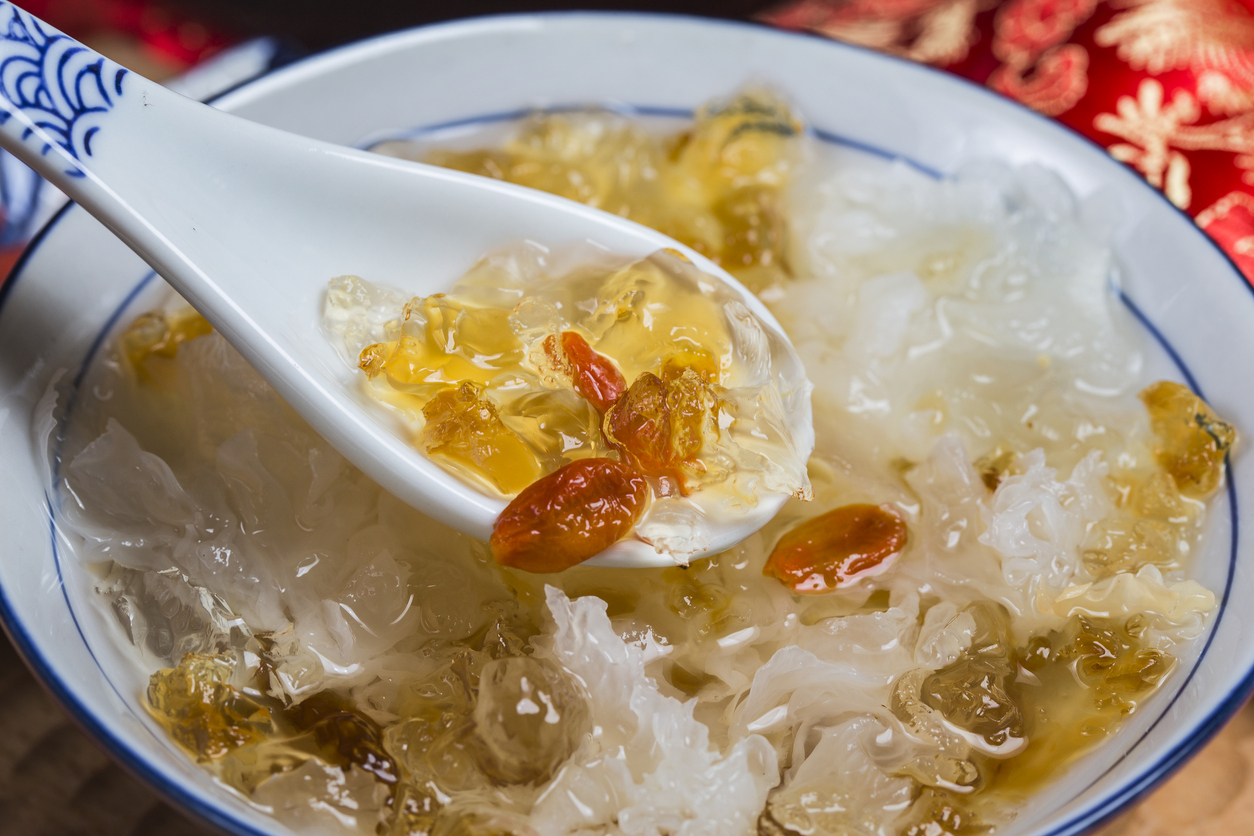 桃膠糖水雖滋潤養顏,但孕婦、經期女性、脾胃虛寒者、消化功能較弱者及特殊體質族群應謹慎或諮詢醫師後食用,且應適量(每週1~2次,每次乾品10~15克),並避免與寒涼生冷食物同食。