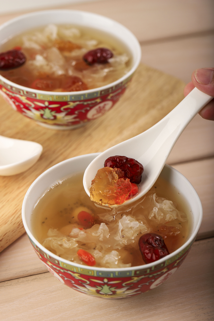 五款桃膠糖水食譜,包括椰汁鮮奶(滋潤養顏)、雪耳(經典潤肺安神)、紅棗(補氣暖身)、腐竹(軟滑香濃)和蓮子百合(清心潤澤好眠),做法簡單,總煲煮時間約20至60分鐘,可依據個人需求和口味選擇搭配。