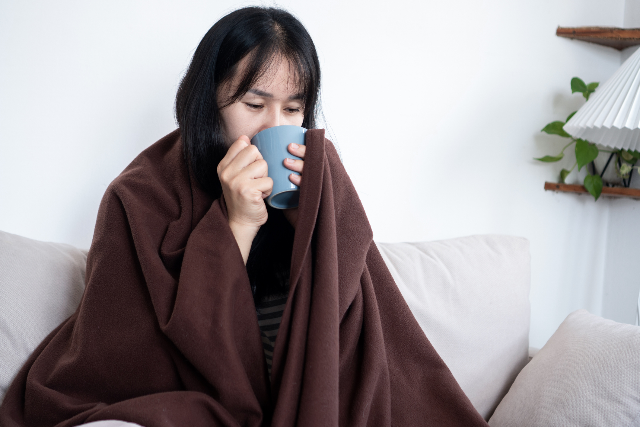 燉洋蔥水是一種適合轉季喉嚨不適、外感風寒初起、長期用聲或待冷氣房以及家庭日常保健的天然溫和飲品,但需依個人體質適量飲用,若症狀加重應及早就醫。