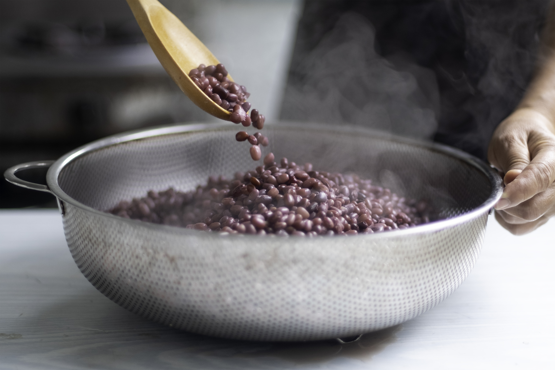 想快速煮爛紅豆並減少脹氣,關鍵技巧包括提前浸泡、使用壓力鍋或採用煮滾後燜法,同時要堅守少糖或無糖的原則以維持健康功效。