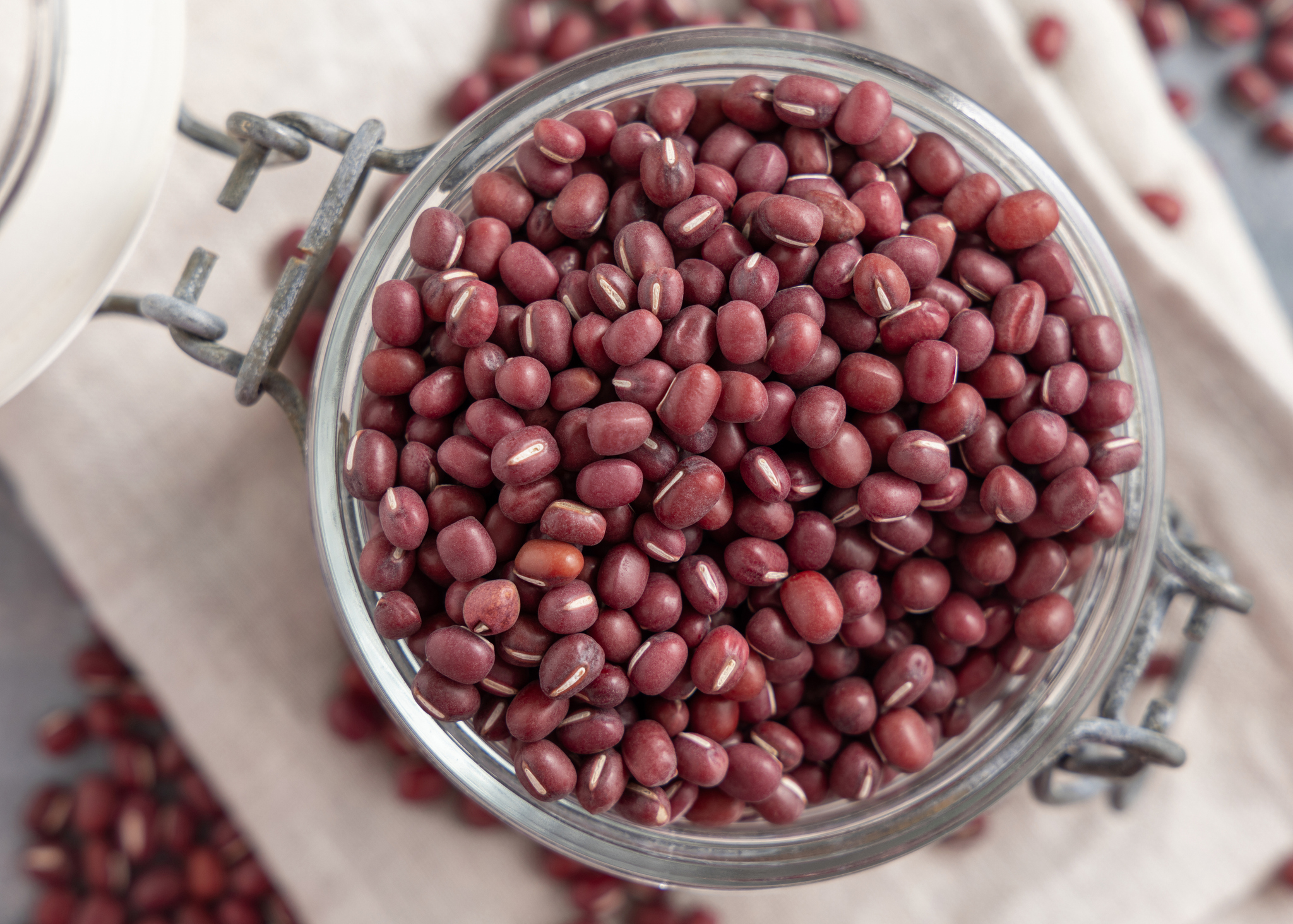 挑選紅豆應遵循顆粒飽滿、色澤鮮紅、無異味的黃金標準;保存時,短期可密封於陰涼乾燥處,而長期保存則建議冷凍以維持新鮮度並防蟲。