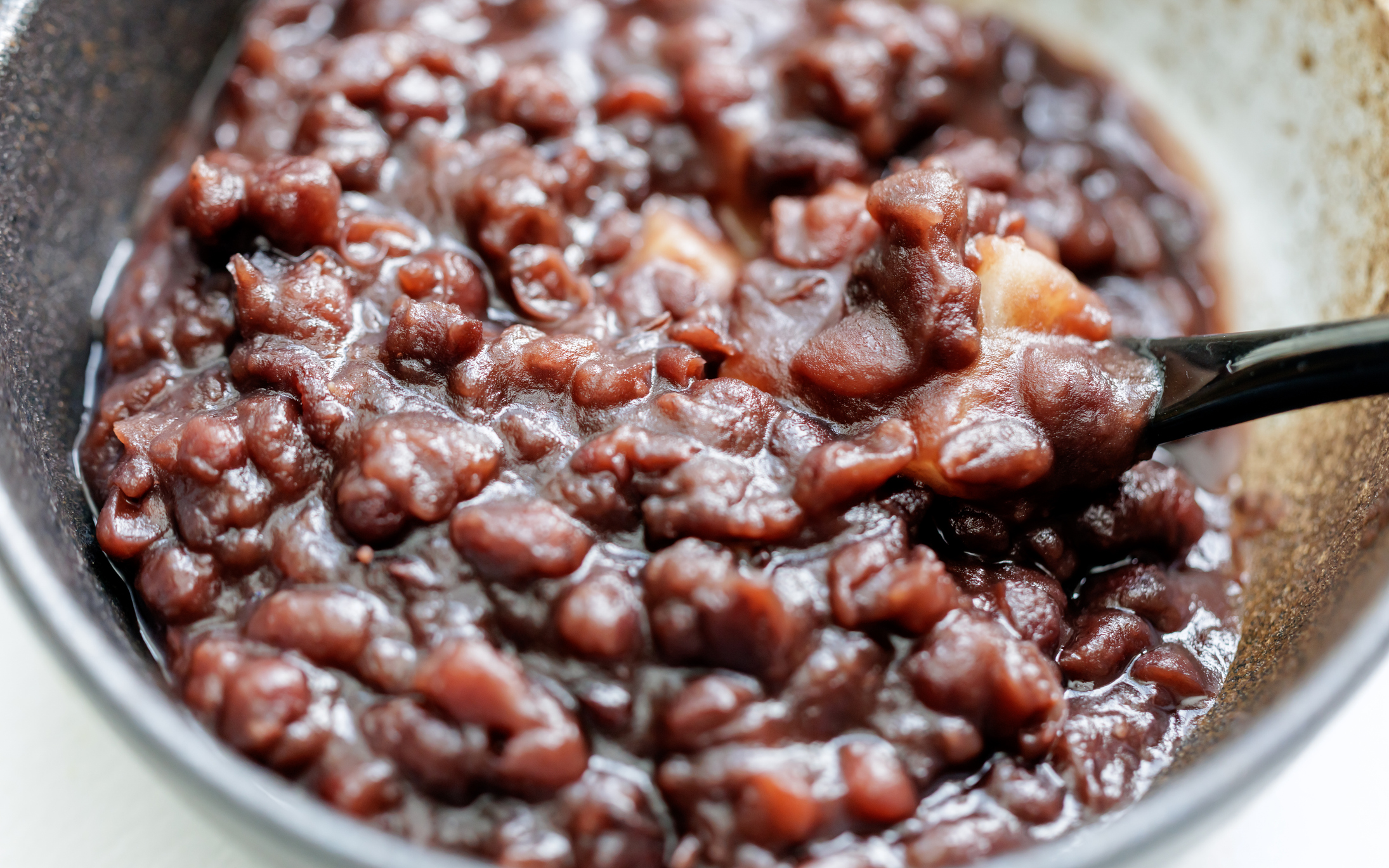 由於紅豆富含高鉀、高纖且性平偏微寒,腎功能不全或洗腎患者、腸胃敏感易脹氣者、體質虛寒者以及糖尿病患者、低血壓或服利尿劑者和豆類過敏者應謹慎或避免食用。