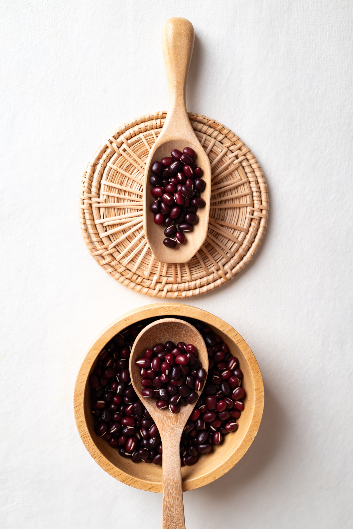 食用紅豆應避免過量加糖、空腹食用或與寒涼食材同食,並務必徹底煮熟以避免植物凝集素危害,且不吃發霉豆子,建議每日攝取量約30至50克乾紅豆。