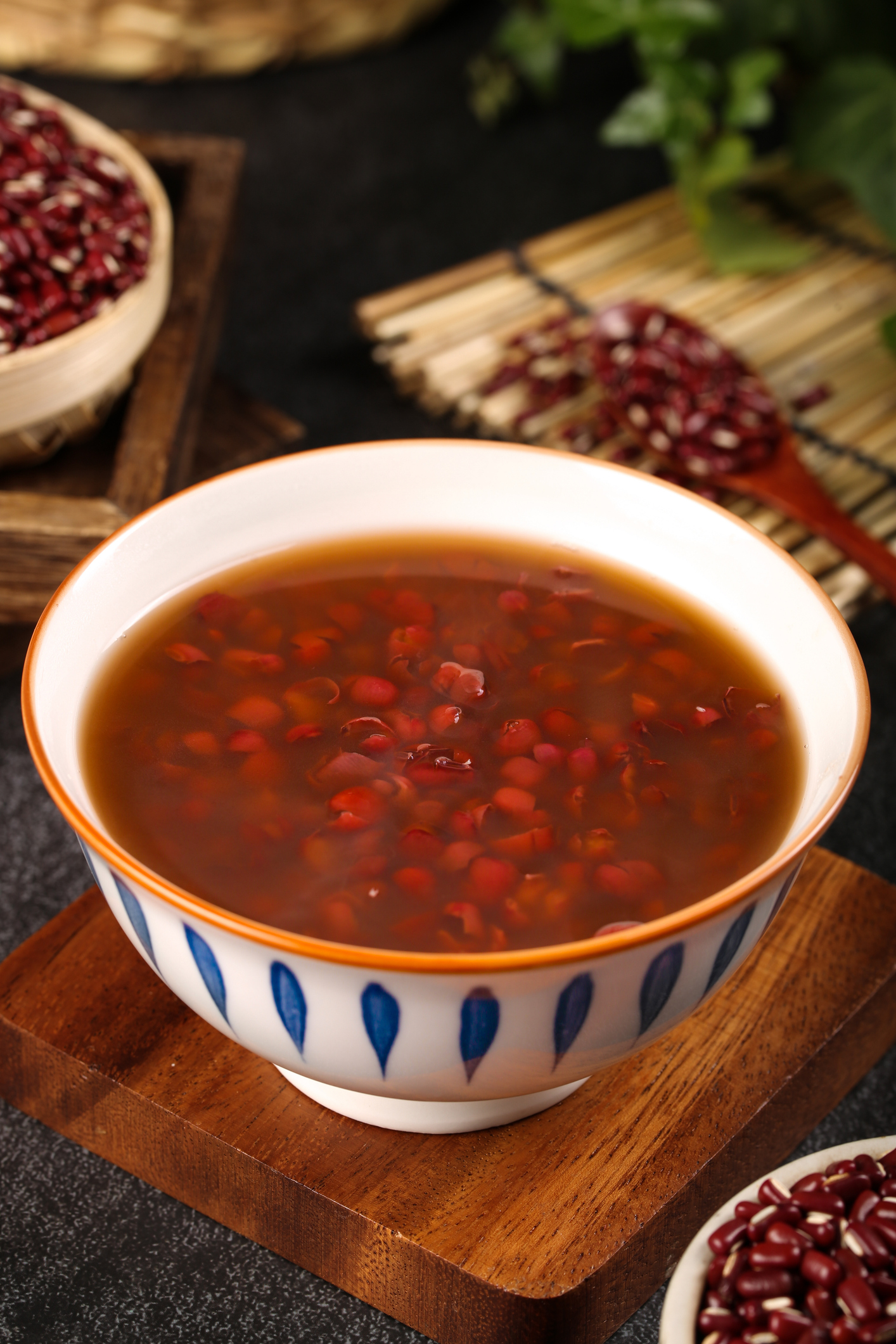 紅豆湯結合中醫的健脾利濕和營養學的高鉀高纖優勢,主要功效是消水腫排濕氣、補血養顏、促進腸道健康、穩定血糖及護心血管,並是女性經期溫和的暖身飲品。