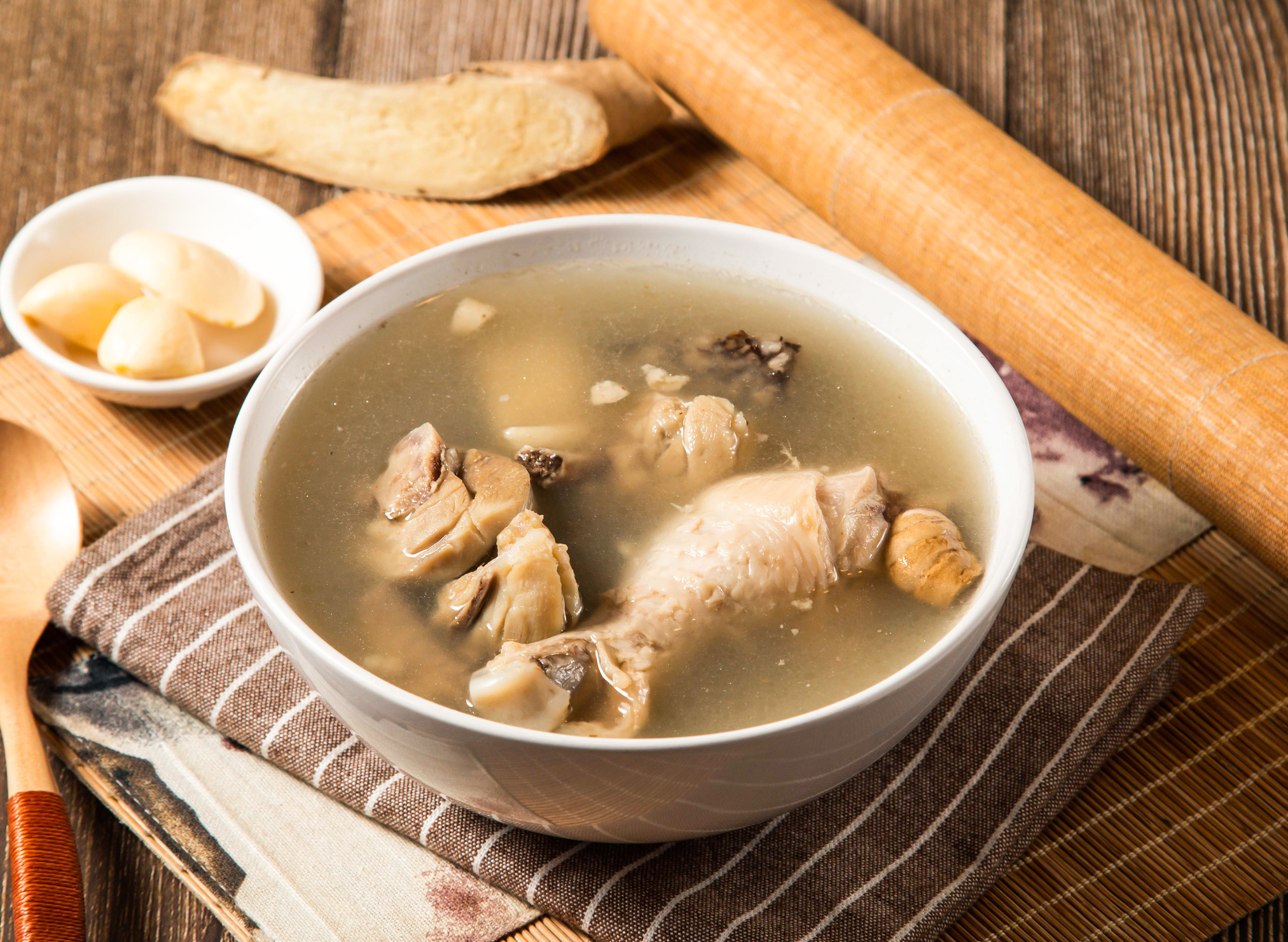 麻油雞、羊肉爐、十全大補湯、四物湯等燥熱或濃補湯品,可能導致經期體內上火及經血過多。