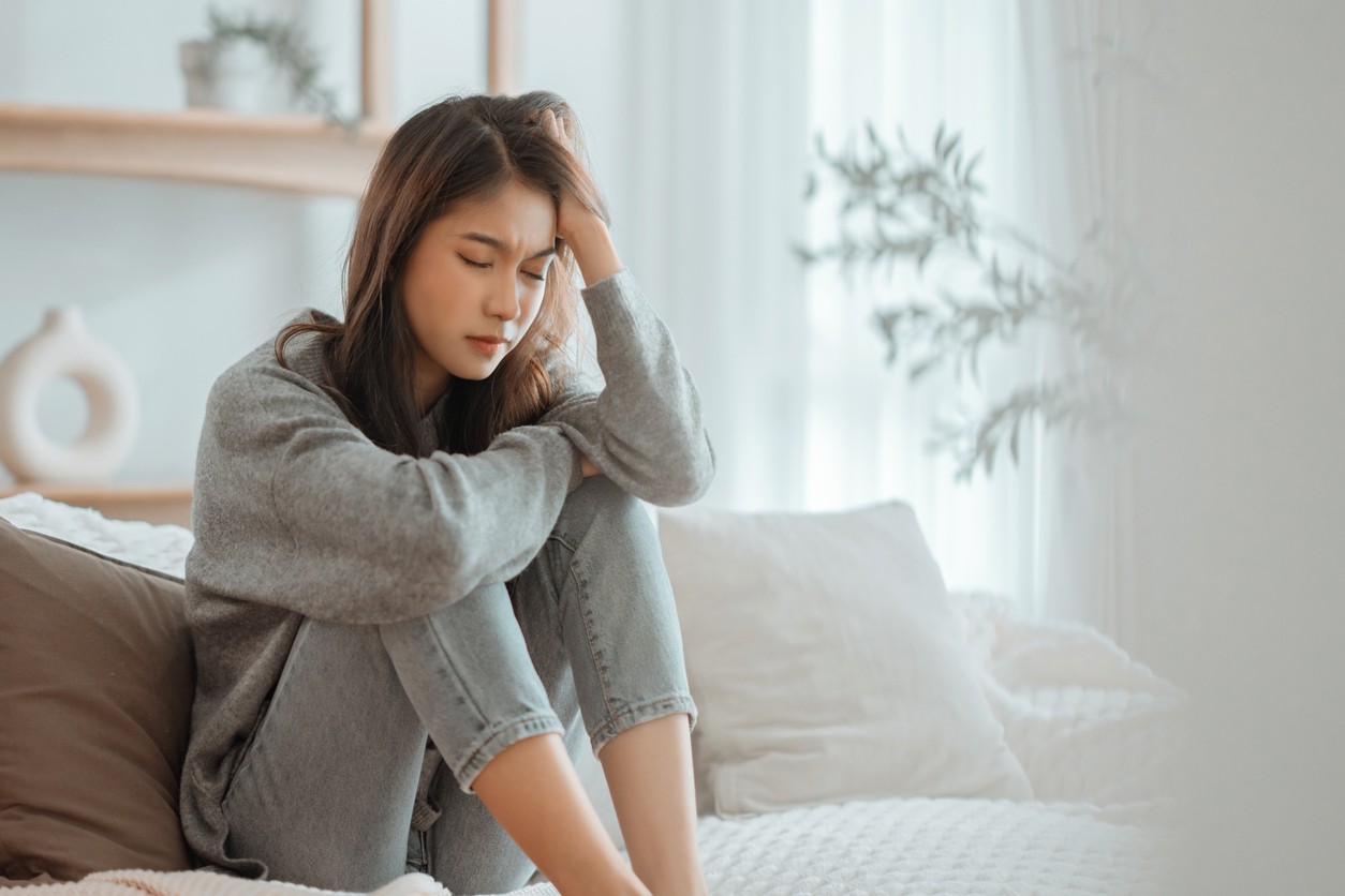 維他命B2缺乏症狀廣泛,主要表現為口角炎、口腔潰瘍、脂漏性皮膚炎等皮膚和黏膜問題,並伴隨眼睛不適及全身性疲倦。