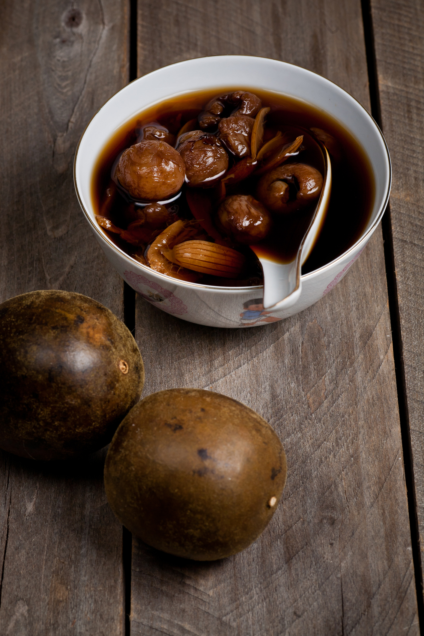 儘管羅漢果具備潤喉止咳和代糖的好處，但體質虛寒者不宜過量，且應避免睡前飲用、辨清咳嗽類型（熱咳/寒咳），並注意不宜隔夜飲用及潛在的過敏風險。