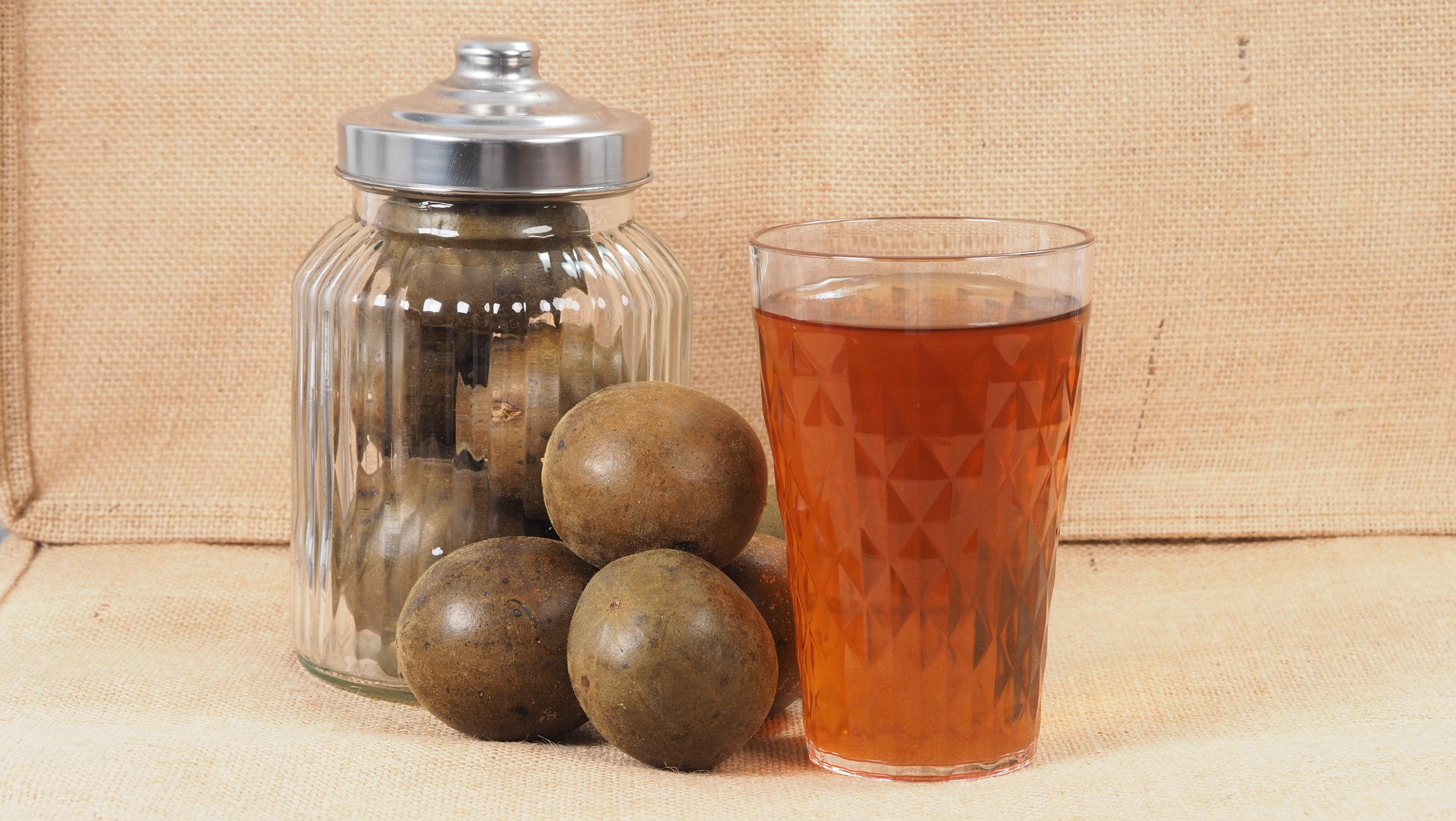 由於羅漢果性涼且具利尿作用，體質虛寒者、腸胃敏感者、夜尿多或腎功能較弱者、寒咳患者，以及孕婦、經期女性和嬰幼兒等特殊族群，都屬於需謹慎或避免飲用羅漢果水的禁忌範圍。