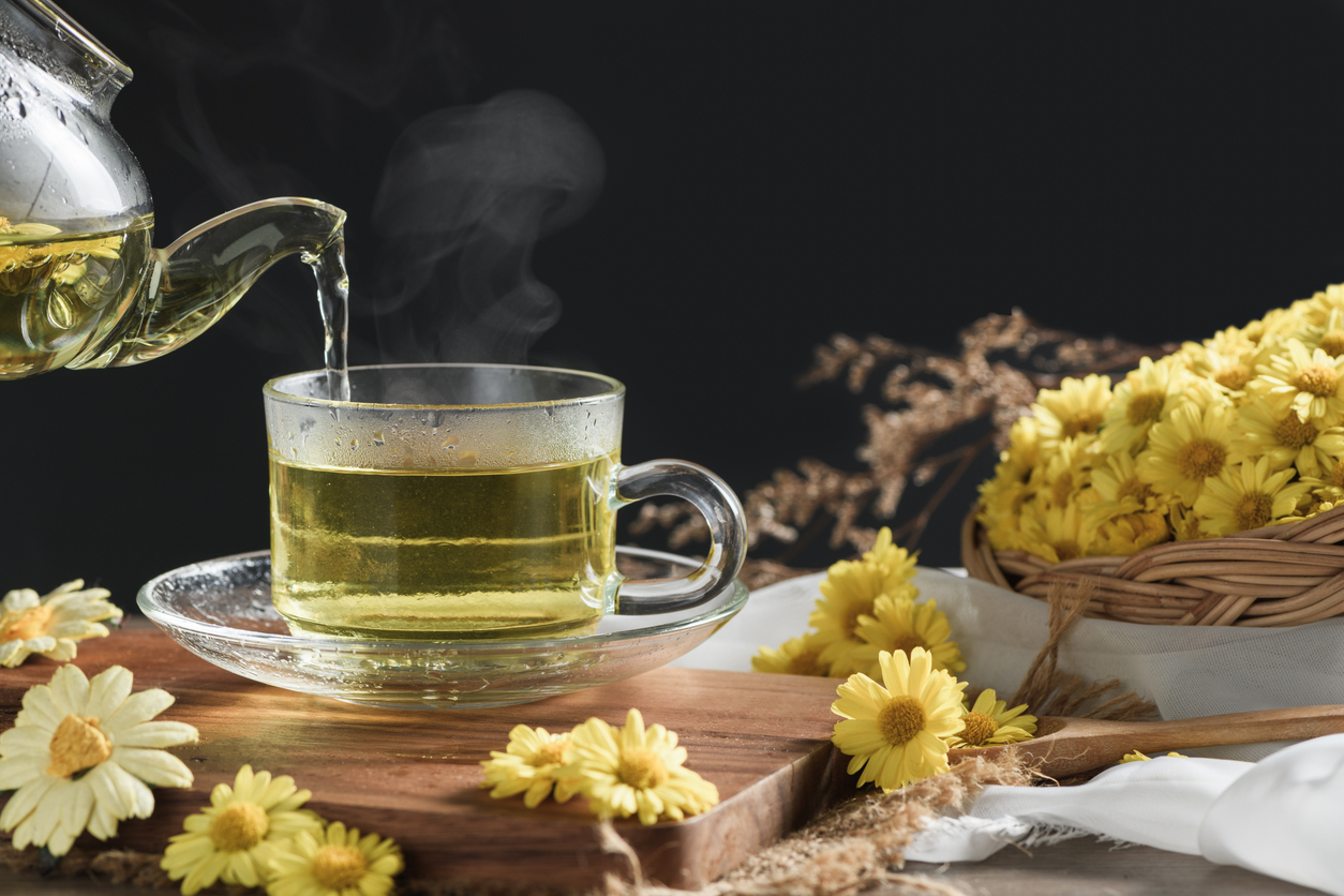 菊花茶體質正常者可間歇性每日飲用1~2杯,但體質偏寒或腸胃敏感者建議每週2~3次,不宜長期大量替代開水。