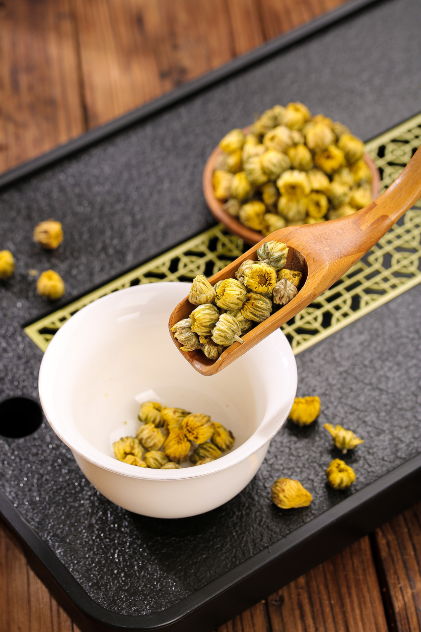 菊花功效廣泛,結合中醫的清熱理論與現代營養學的抗氧化觀點,能有效清肝明目、降火解毒、抗氧化養顏、放鬆安神助眠,並有助於穩定血壓與緩解風熱型感冒初期症狀。