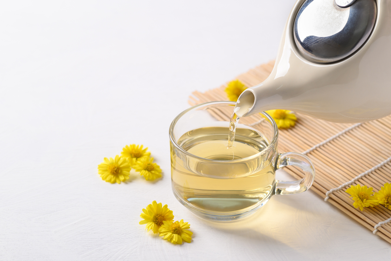 菊花茶的飲用黃金時機包括用眼疲勞、季節轉換、感冒初期或上火、血壓偏高時,以及睡前放鬆和炎熱夏季,依不同需求調整喝法(如搭配枸杞、金銀花或蜂蜜),以最大化其清熱、護眼與舒緩功效。