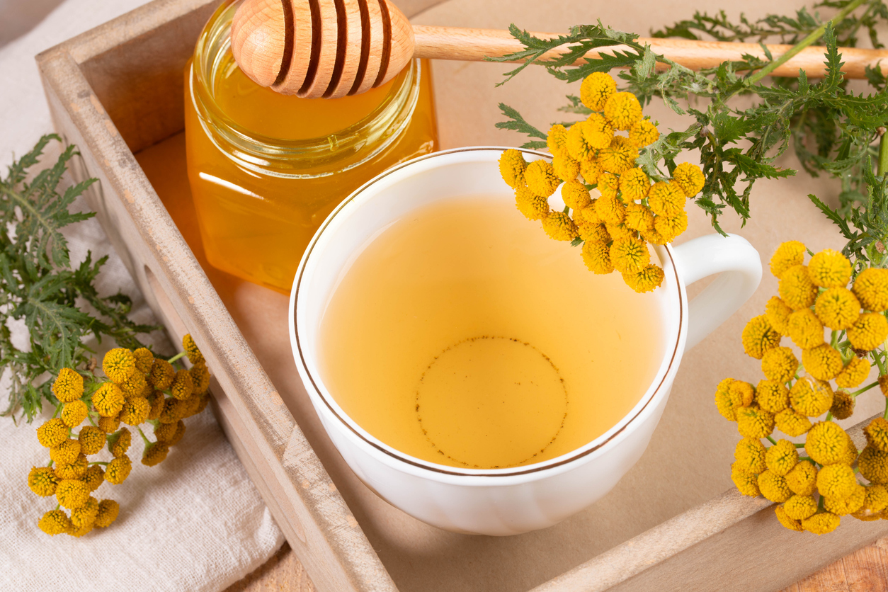 菊花蜂蜜茶具潤喉潤燥、舒緩乾癢與輕微咳嗽之效,適合秋冬保養,但沖泡時需避免高溫,且一歲以下幼兒及糖友應注意。