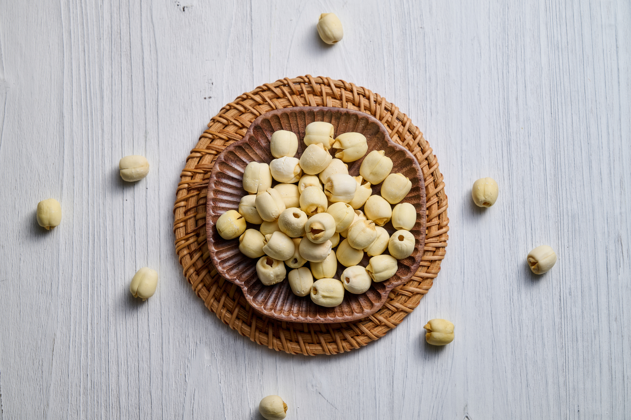 蓮子具備健脾、安神助眠、滋養補虛的多重功效，同時有助於血壓與血糖管理和抗氧化養顏，是一種溫和全面的滋補食材。